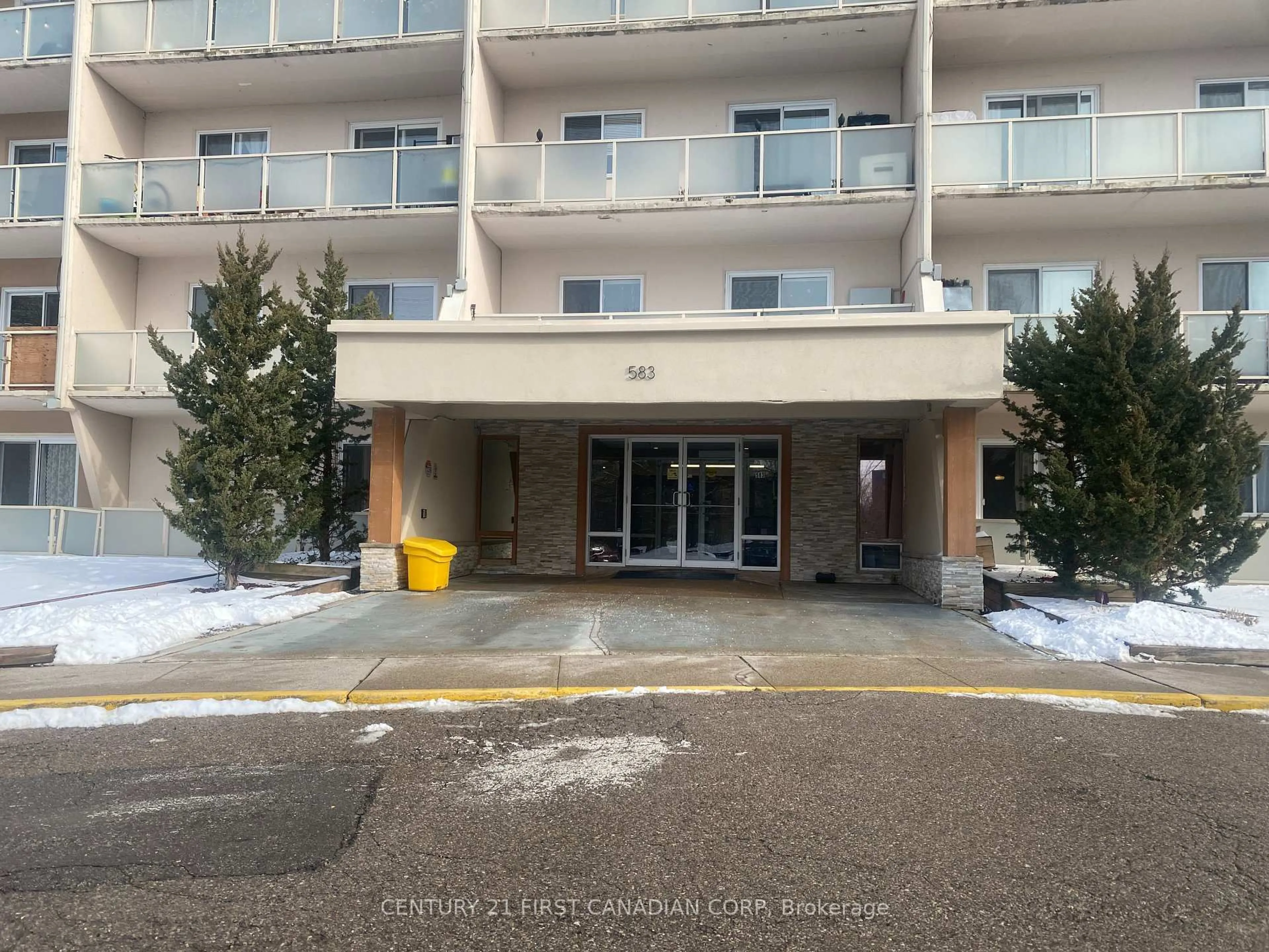 Indoor foyer for 583 Mornington Ave #306, London East Ontario N5Y 3E9