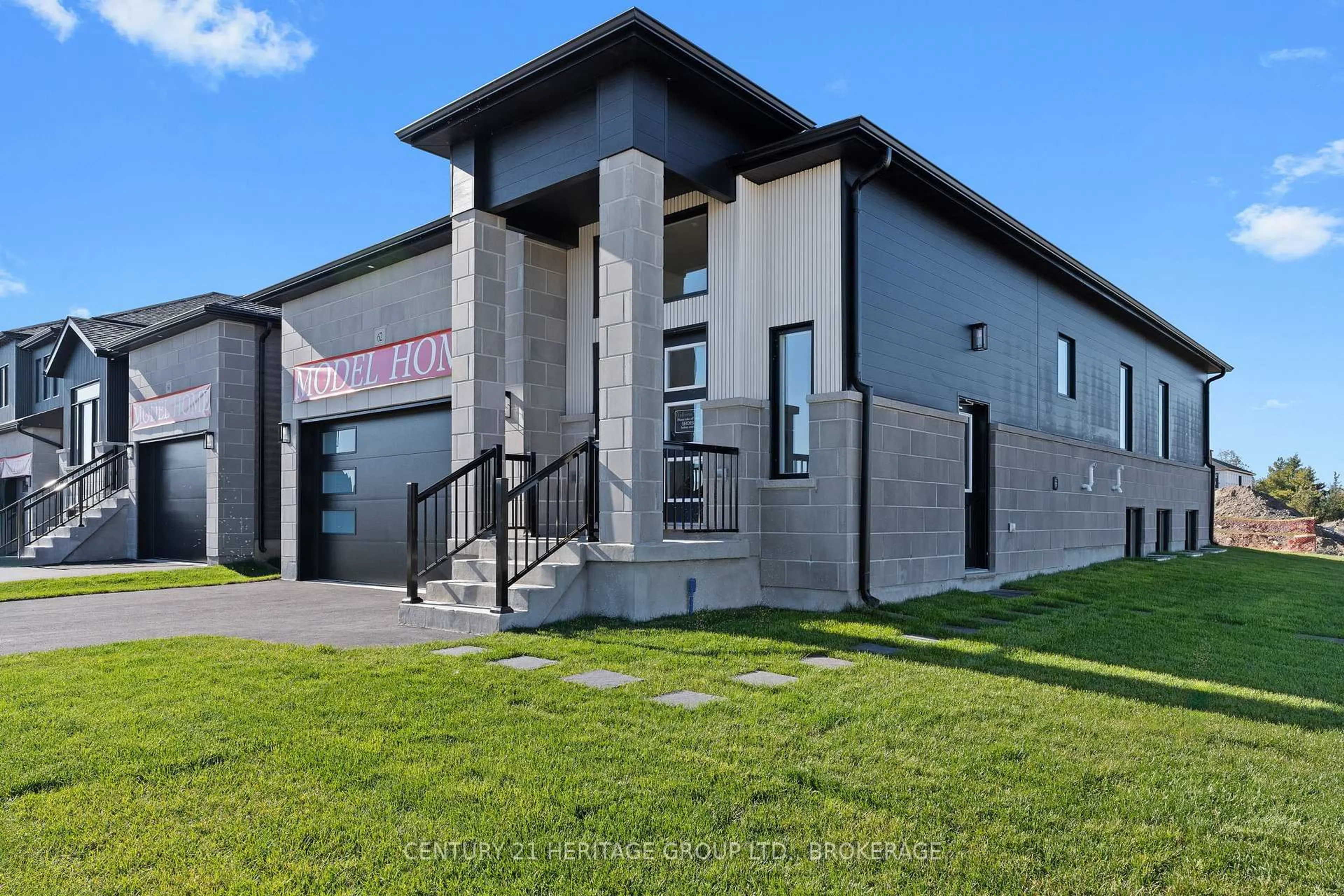 Indoor foyer for 112 Creighton Dr, Bissett Creek Ontario K0H 2H0