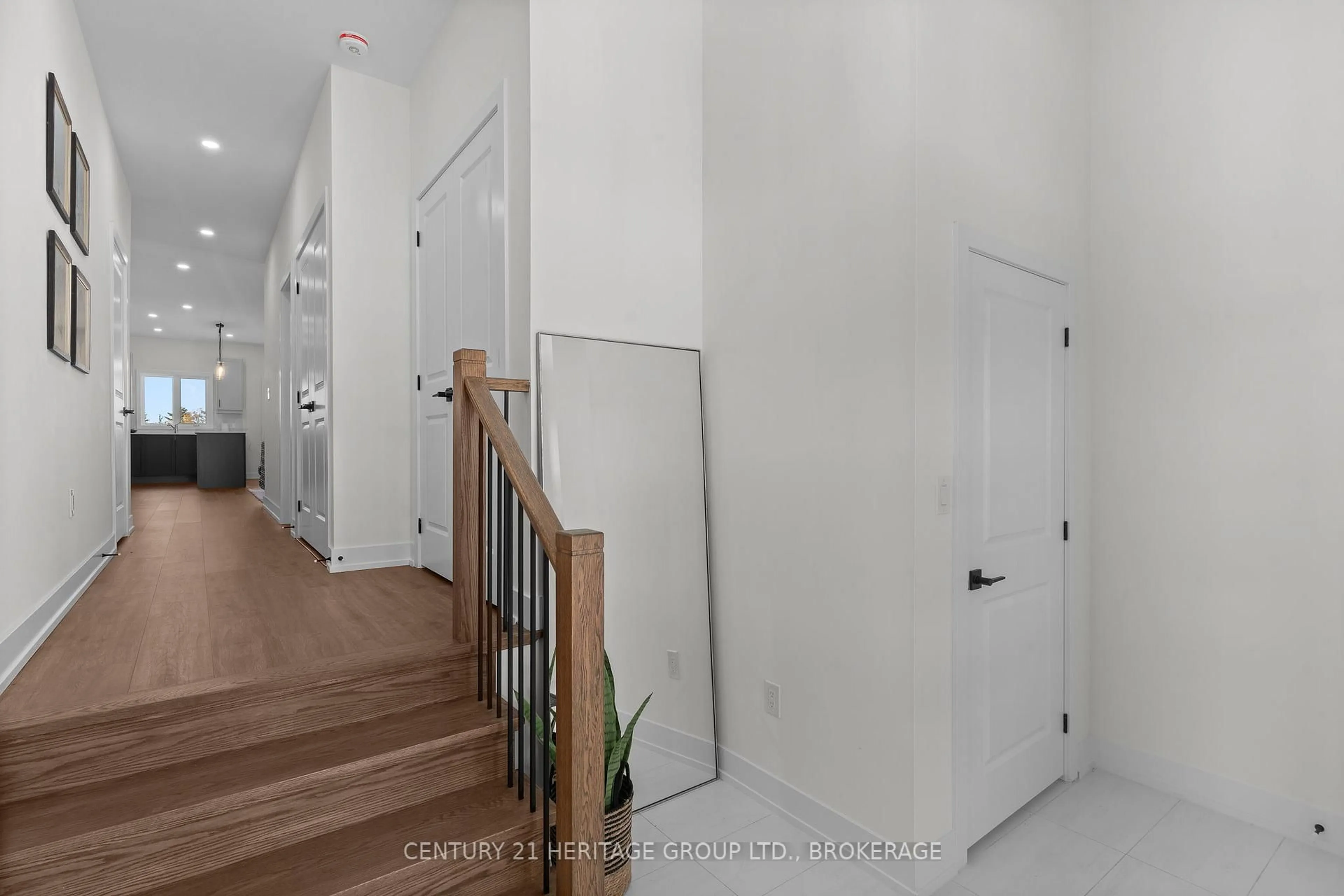 Indoor entryway for 55 Creighton Dr, Bissett Creek Ontario K0H 2H0