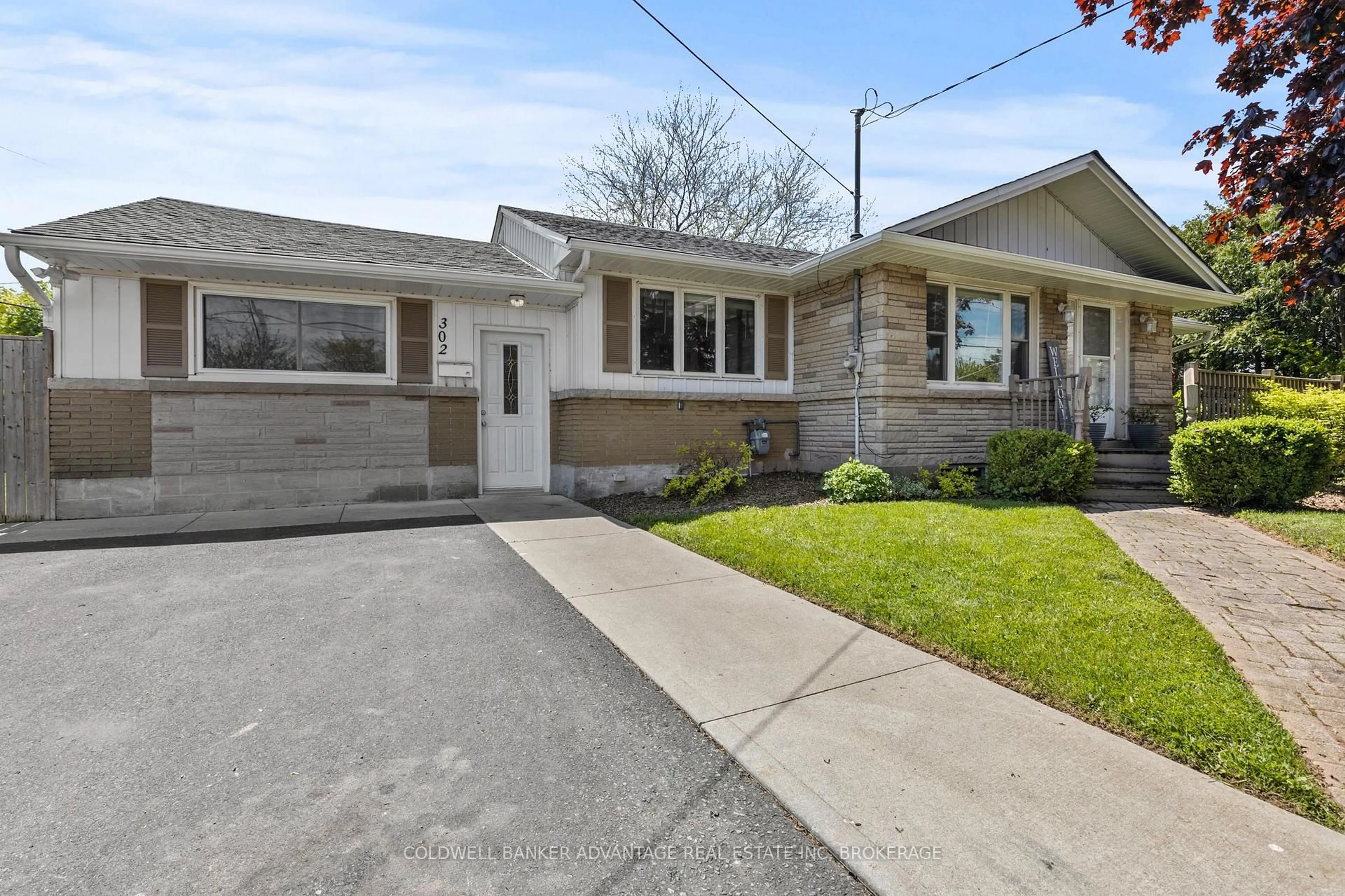 Home with vinyl exterior material, street for 302 Main St, Grimsby Ontario L3M 1P8