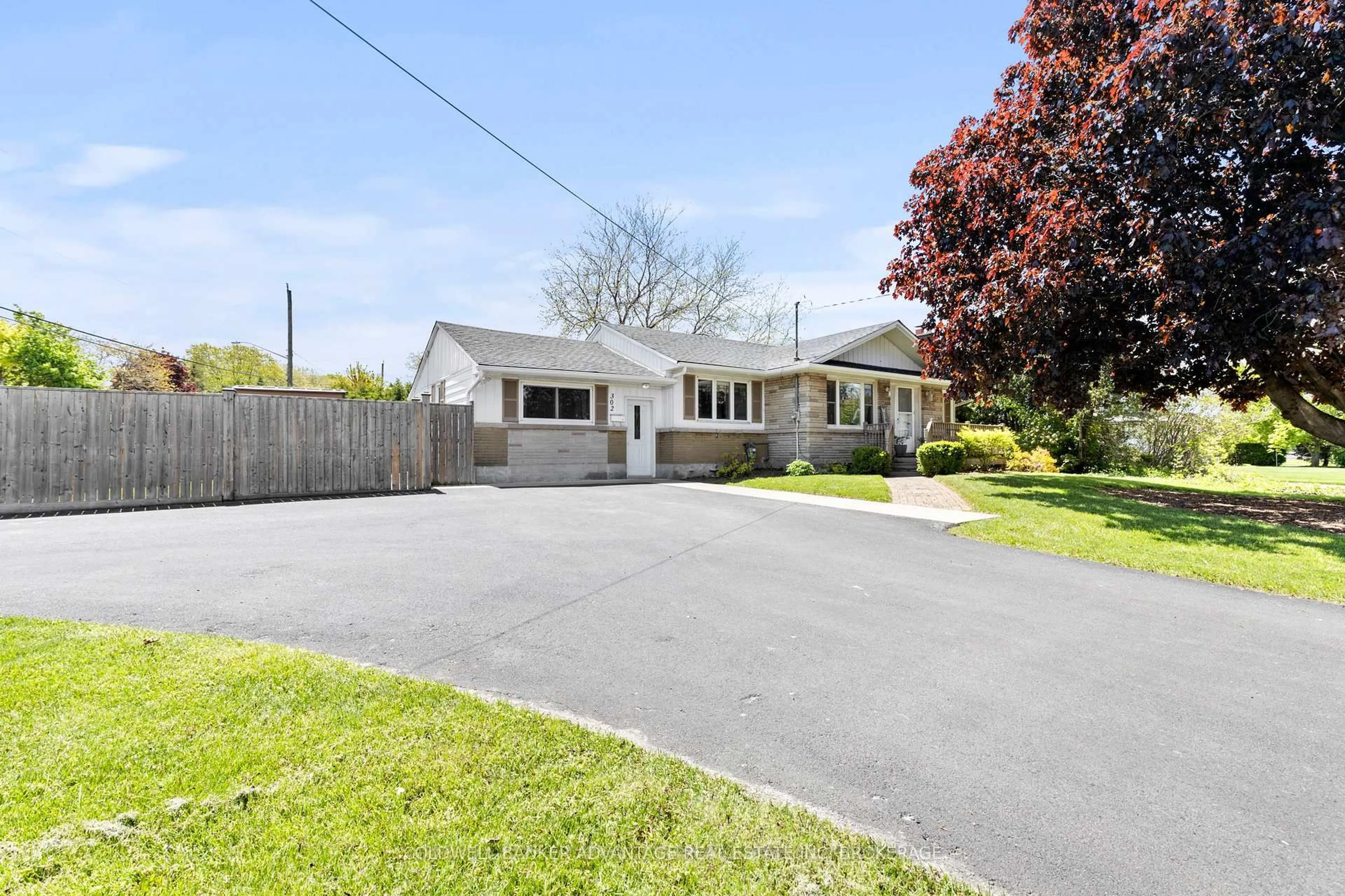 A pic from outside/outdoor area/front of a property/back of a property/a pic from drone, street for 302 Main St, Grimsby Ontario L3M 1P8