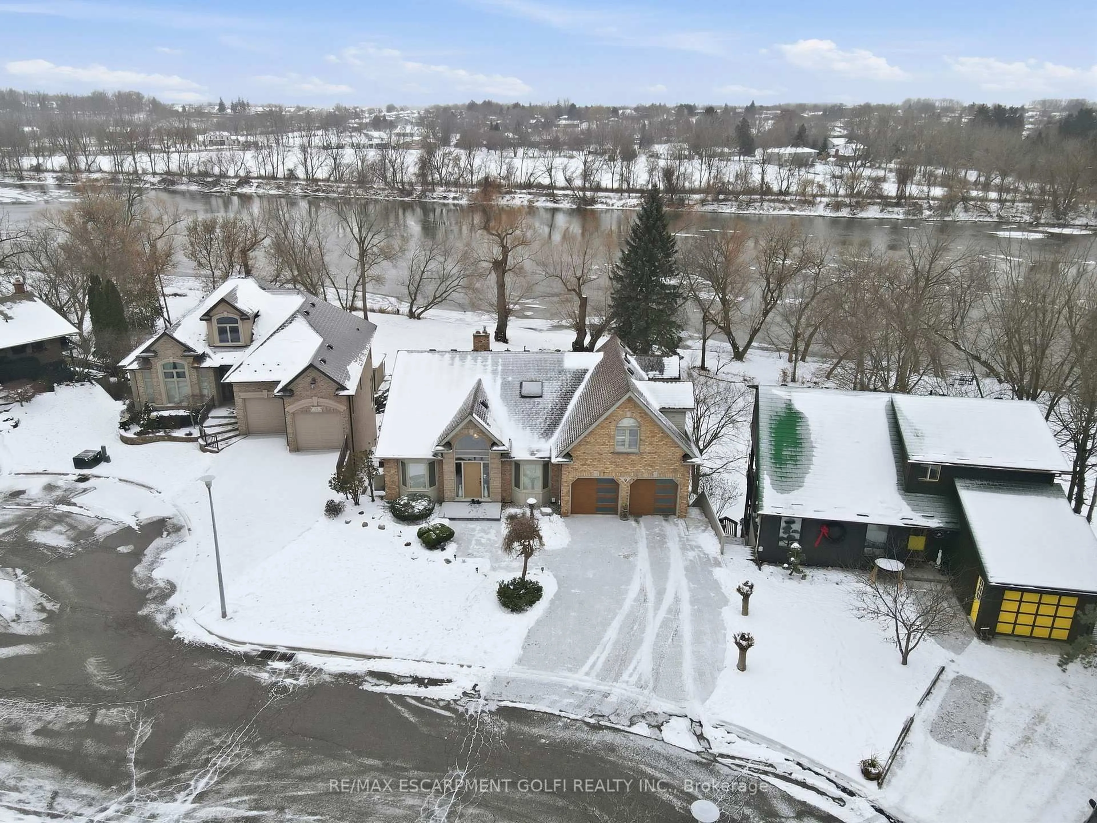 A pic from outside/outdoor area/front of a property/back of a property/a pic from drone, mountain view for 9 Lamb Crt, Haldimand Ontario N3W 1E2