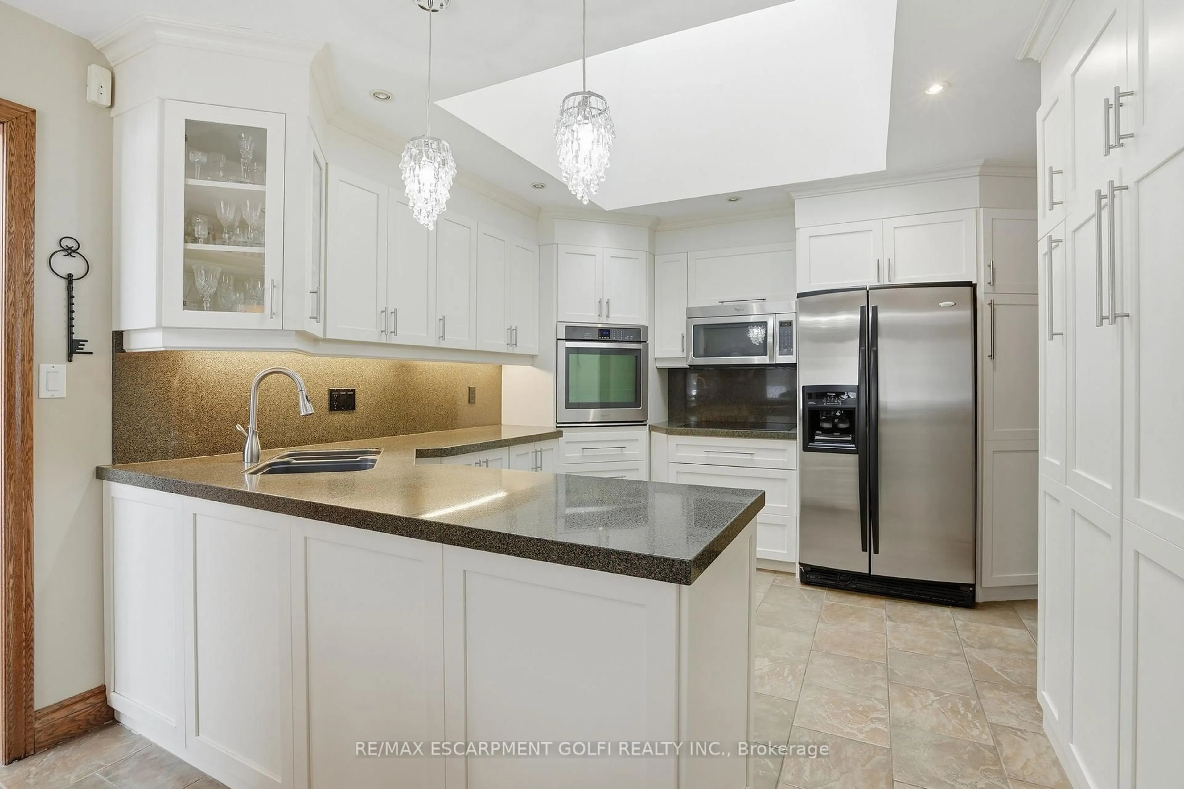 Contemporary kitchen, ceramic/tile floor for 9 Lamb Crt, Haldimand Ontario N3W 1E2