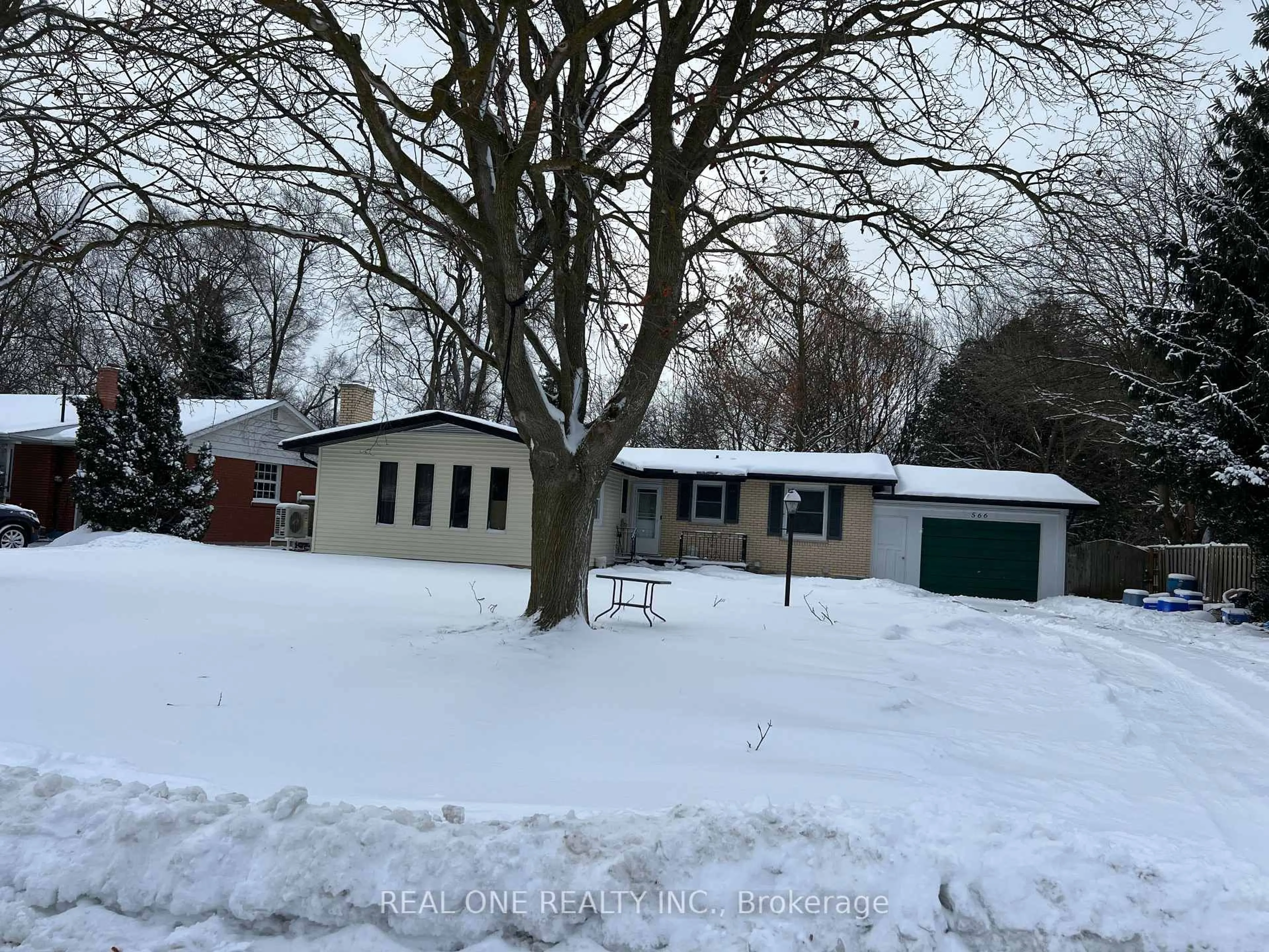 A pic from outside/outdoor area/front of a property/back of a property/a pic from drone, street for 566 Middlewoods Dr, London North Ontario N6G 1W4