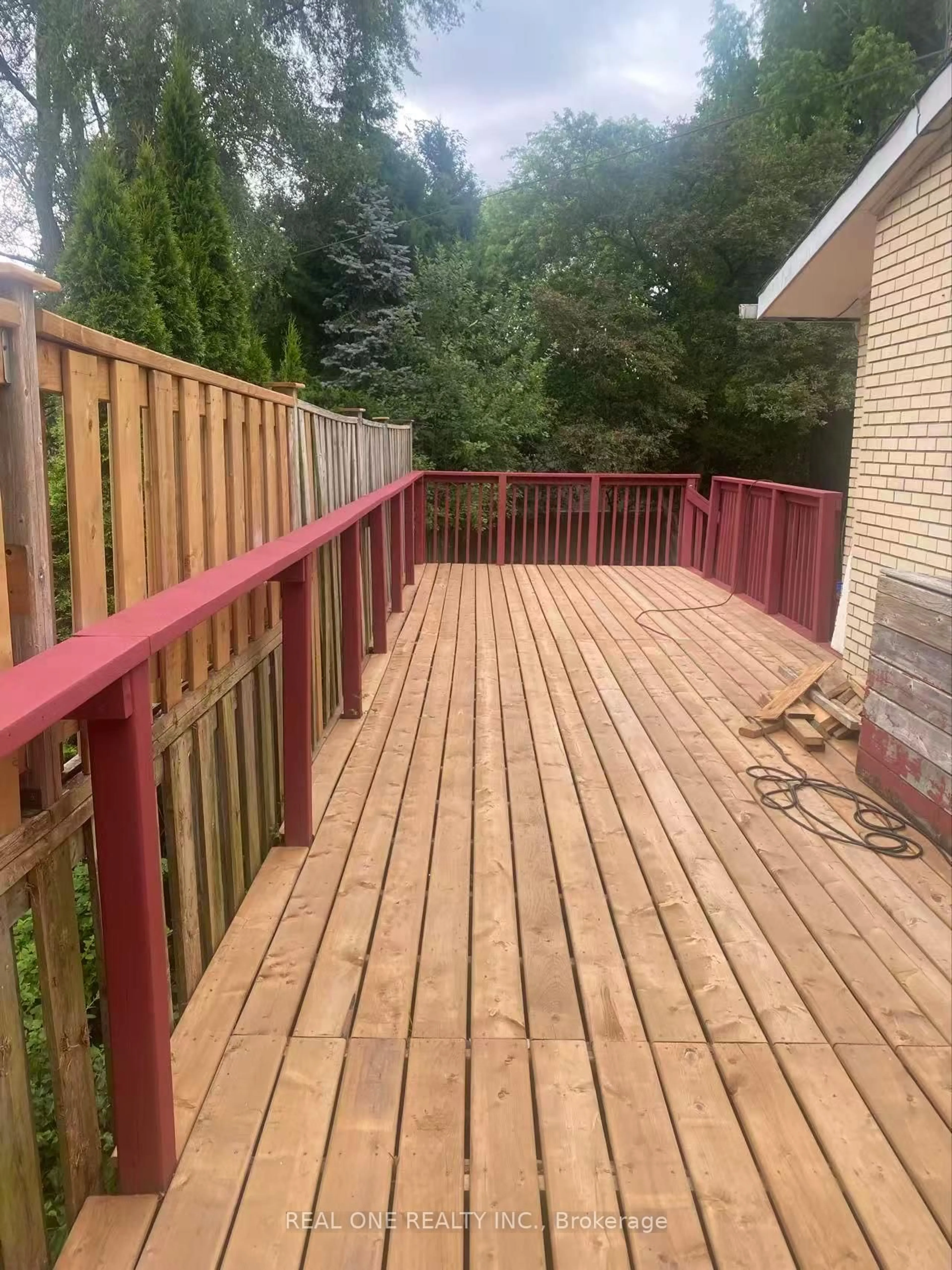 Patio, street for 566 Middlewoods Dr, London North Ontario N6G 1W4