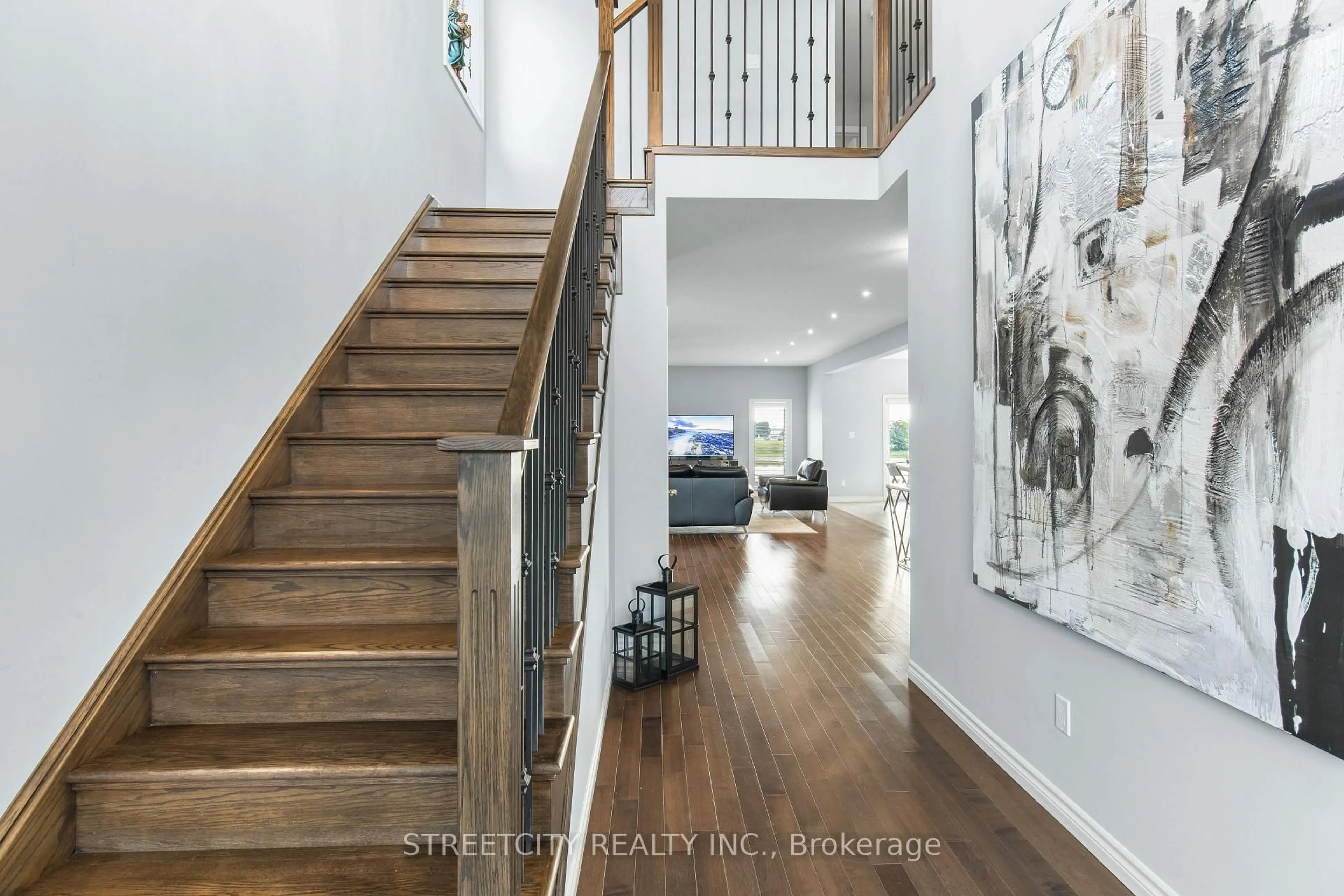 Indoor entryway for 4453 Lismer Lane, London South Ontario N6L 0E1