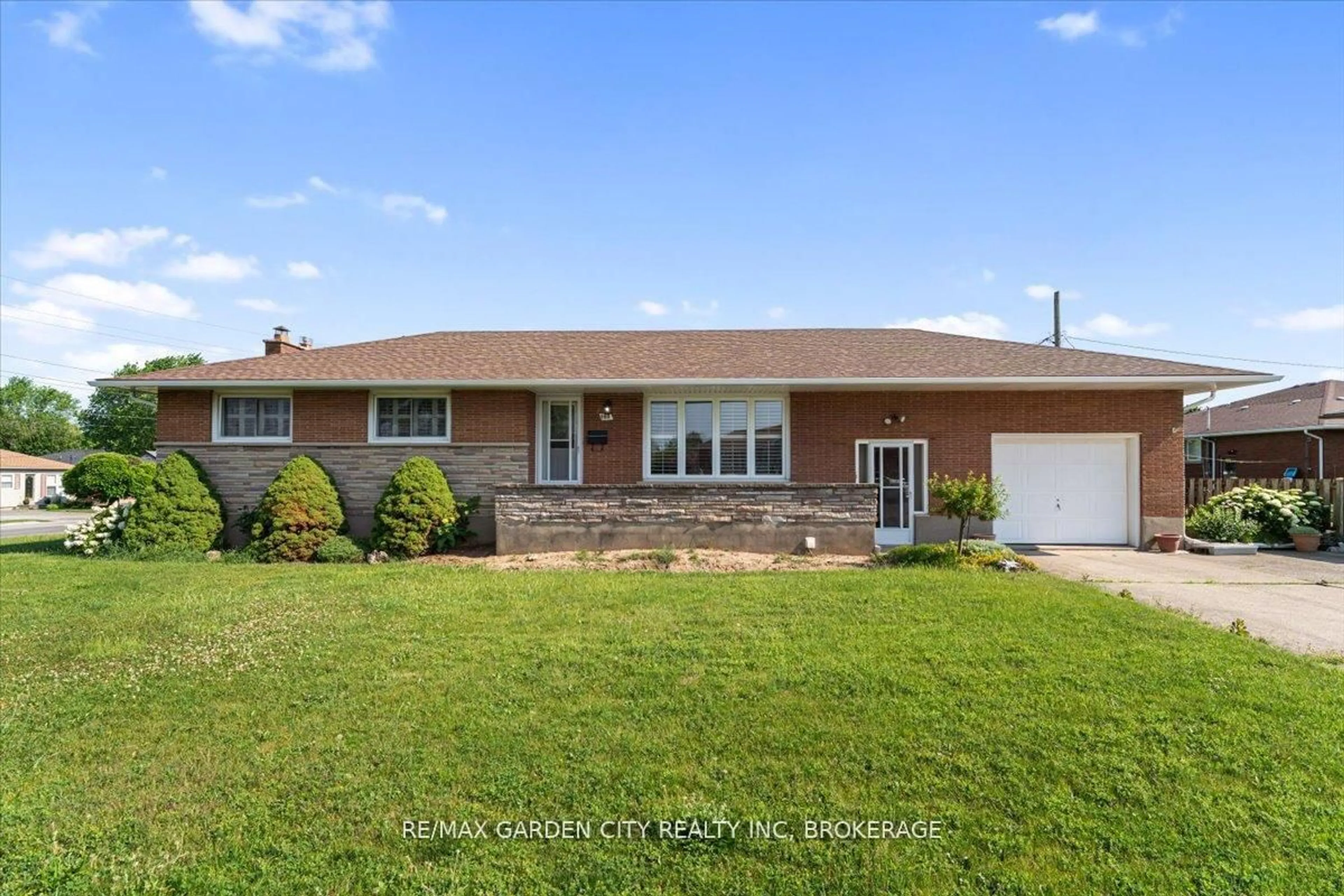 Home with vinyl exterior material, street for 160 ELGIN St, Thorold Ontario L2V 3C2