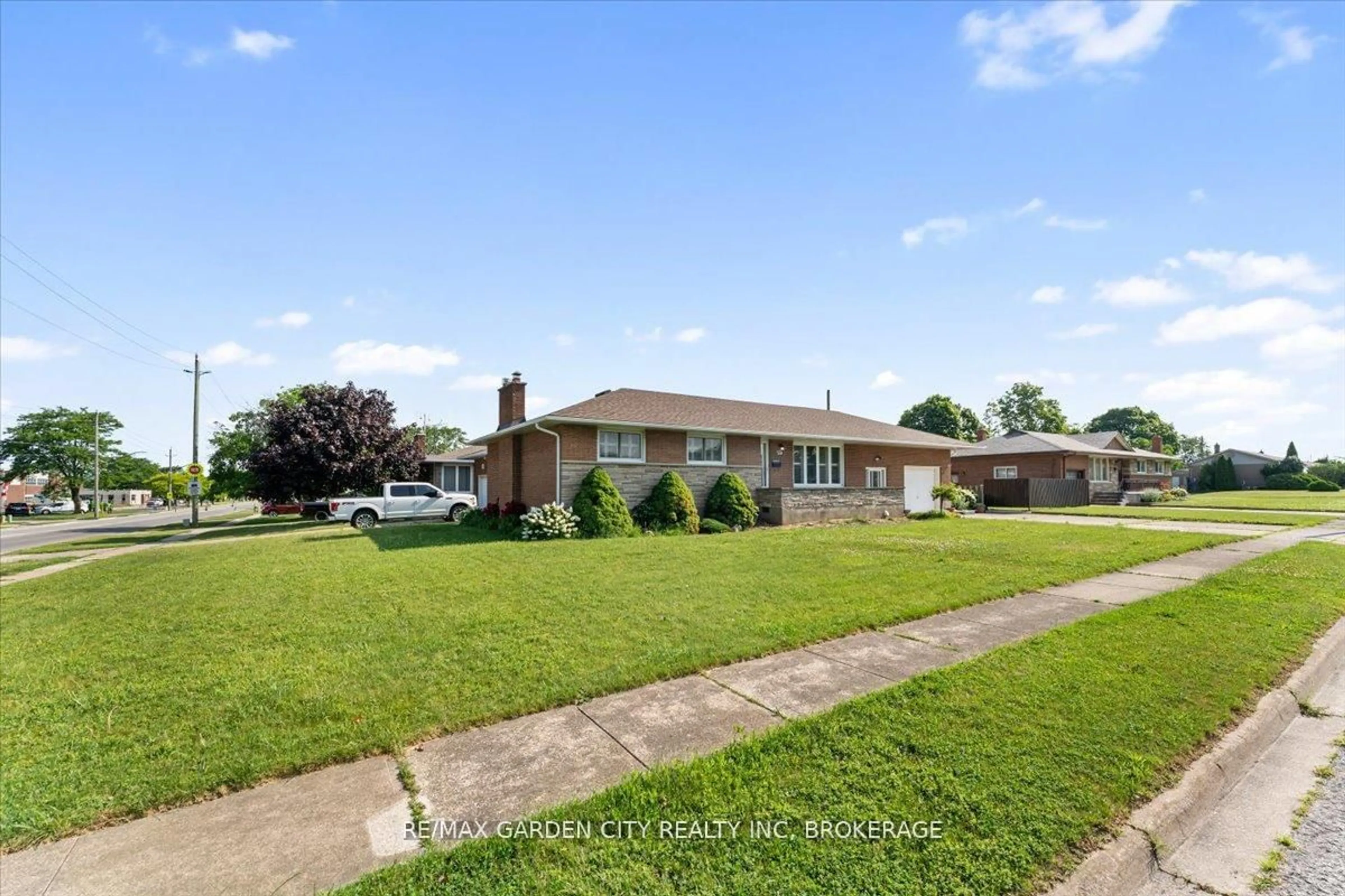 A pic from outside/outdoor area/front of a property/back of a property/a pic from drone, street for 160 ELGIN St, Thorold Ontario L2V 3C2