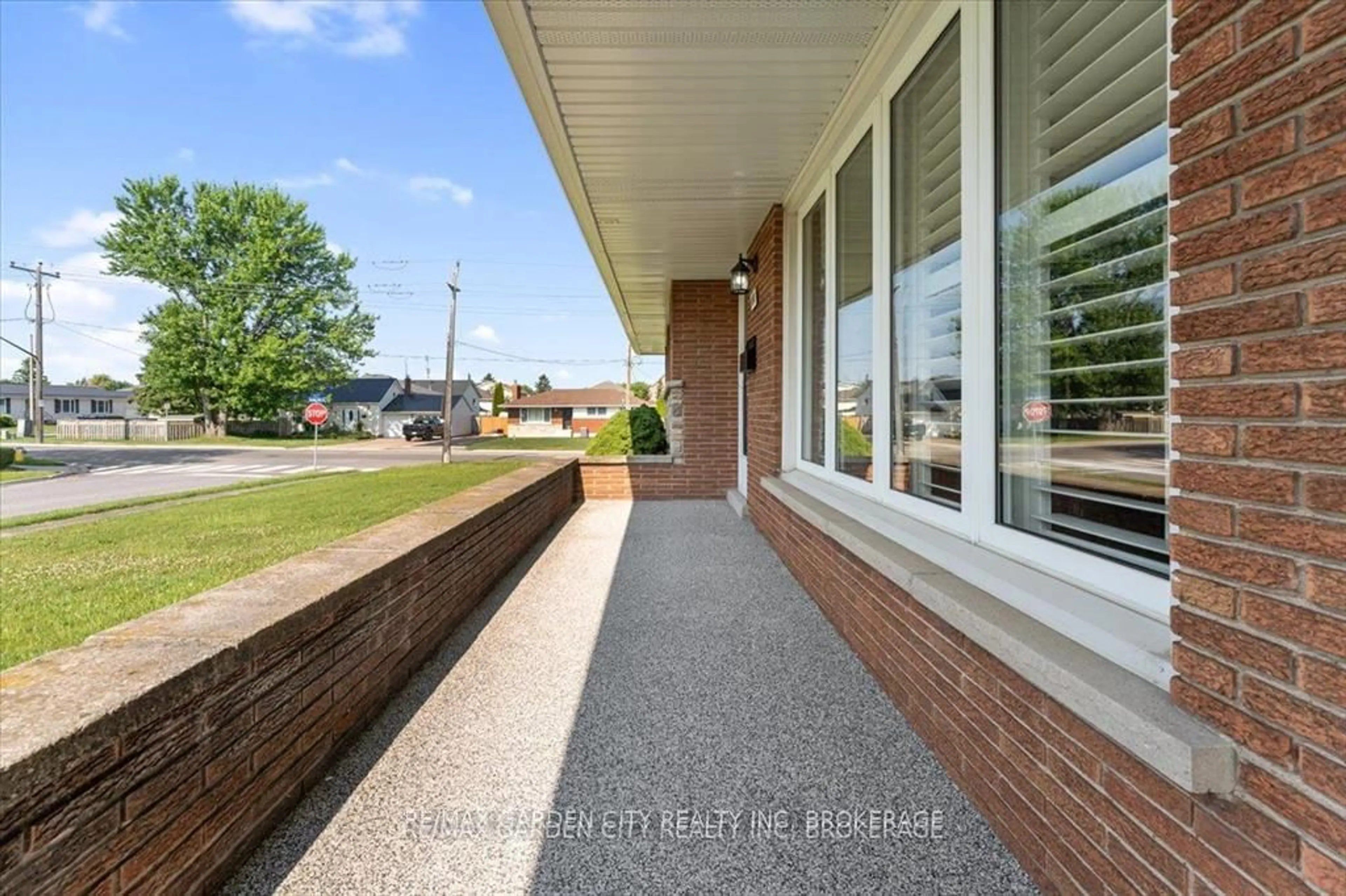 Home with brick exterior material, street for 160 ELGIN St, Thorold Ontario L2V 3C2