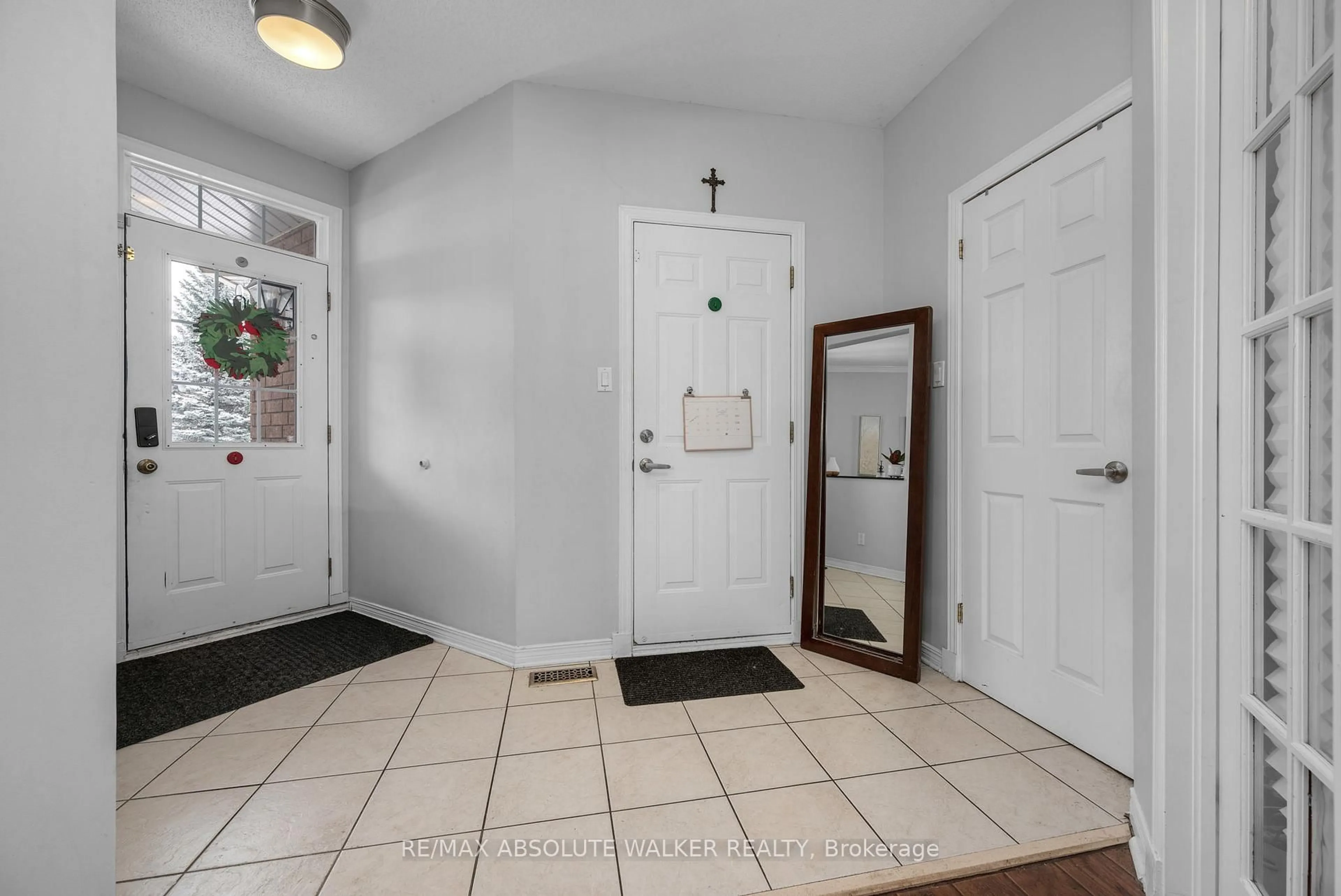 Indoor entryway for 4362 Rainforest Dr, Ottawa Ontario K1V 1L4