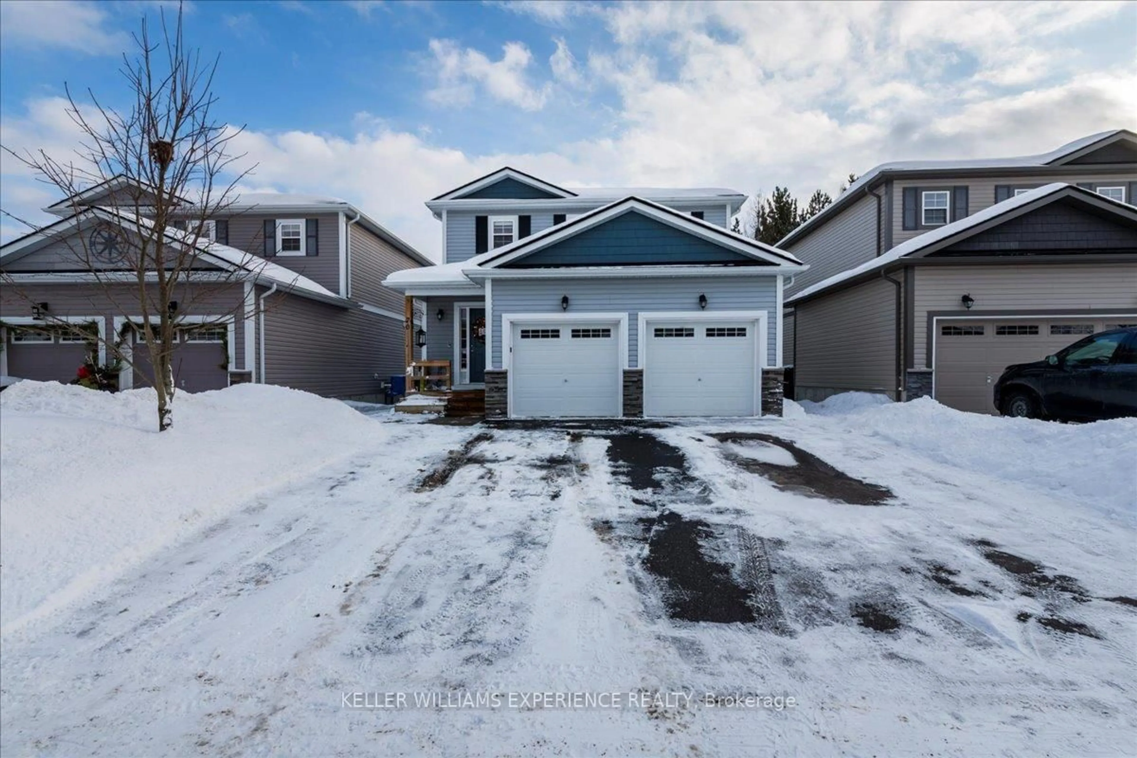 A pic from outside/outdoor area/front of a property/back of a property/a pic from drone, street for 70 FIELDSTREAM Chse, Bracebridge Ontario P1L 0A7