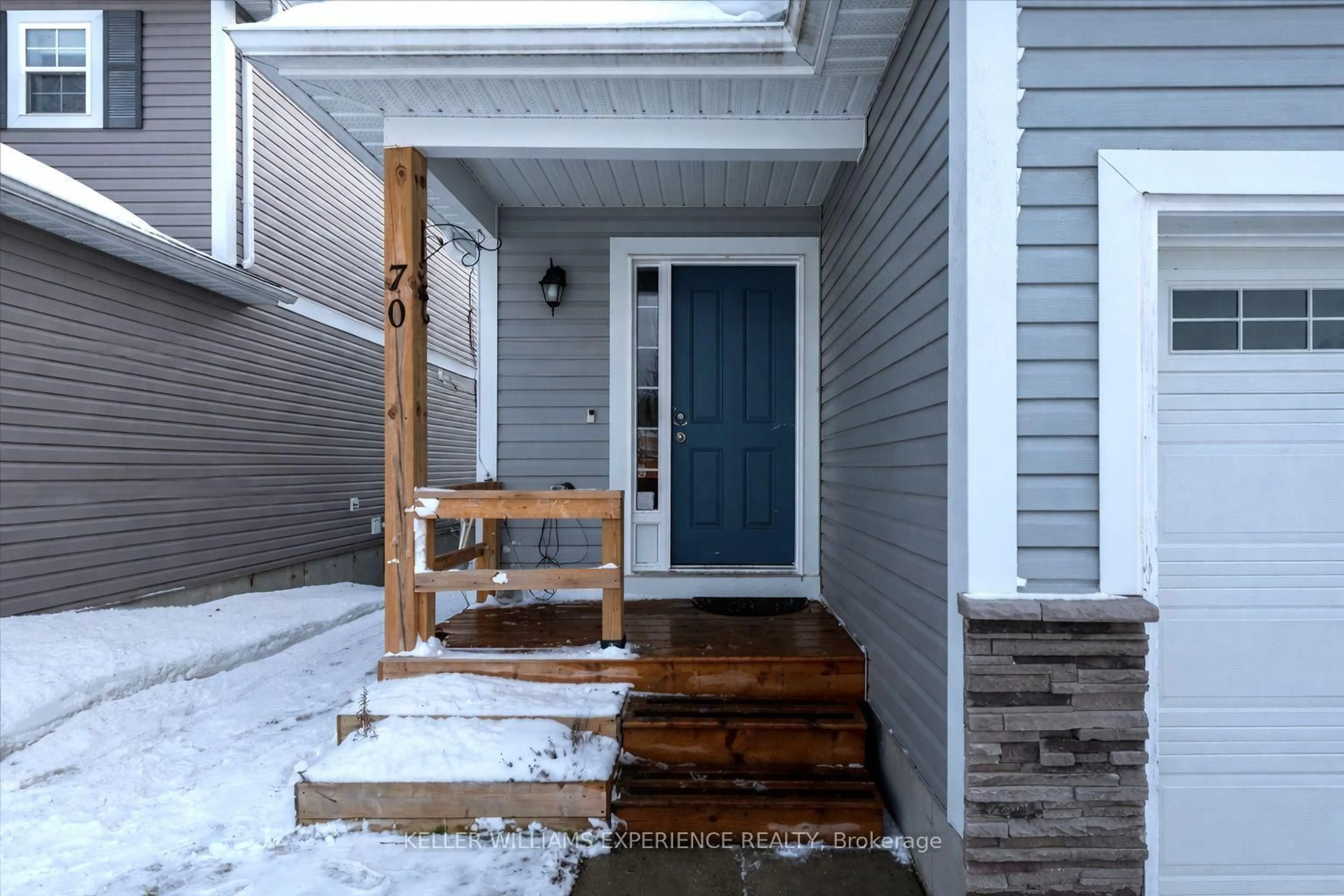 Indoor entryway for 70 FIELDSTREAM Chse, Bracebridge Ontario P1L 0A7
