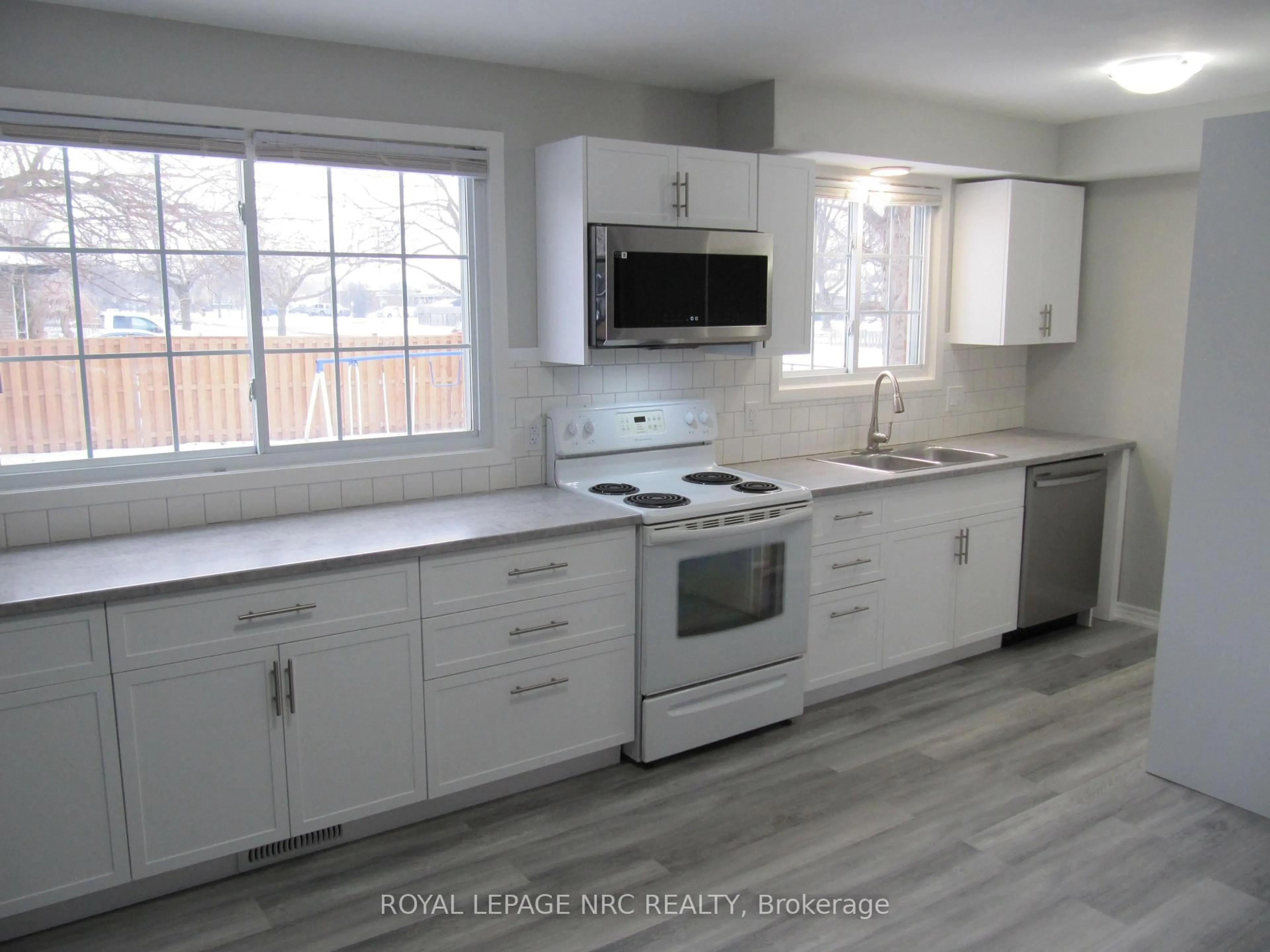 Open concept kitchen, unknown for 2 Black Knight Rd, St. Catharines Ontario L2N 3C1