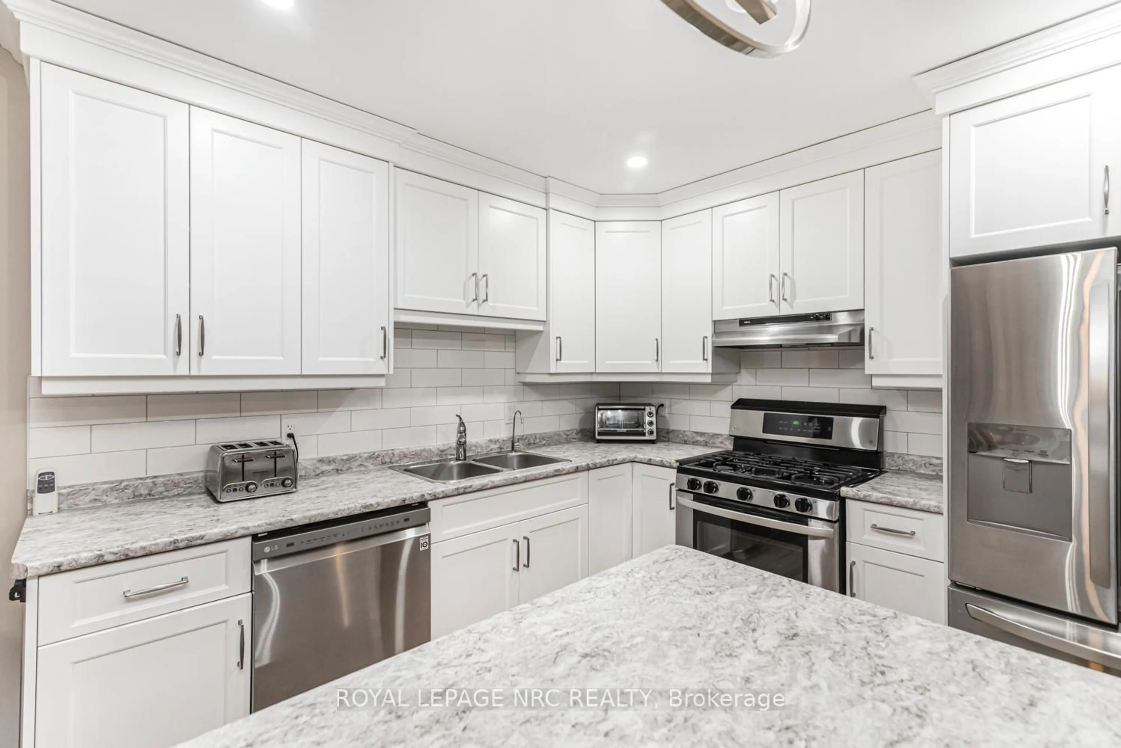 Open concept kitchen, ceramic/tile floor for 152 Cross St #6, Haldimand Ontario N1A 1B8