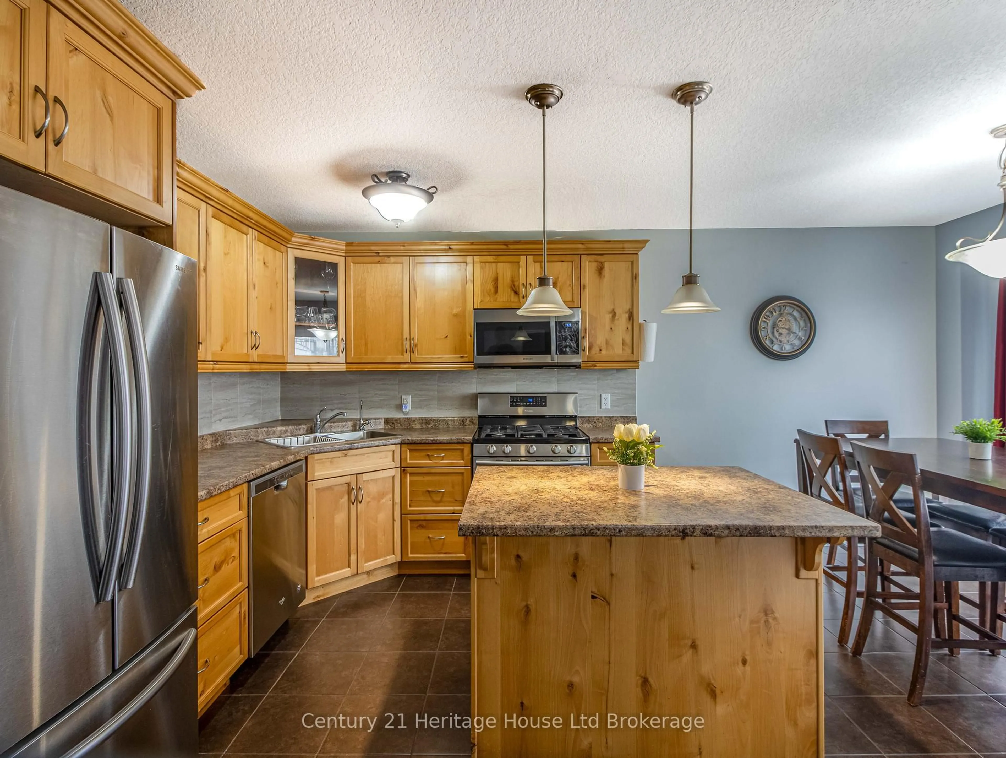 Open concept kitchen, unknown for 702 Frontenac Cres, Woodstock Ontario N4V 0B1
