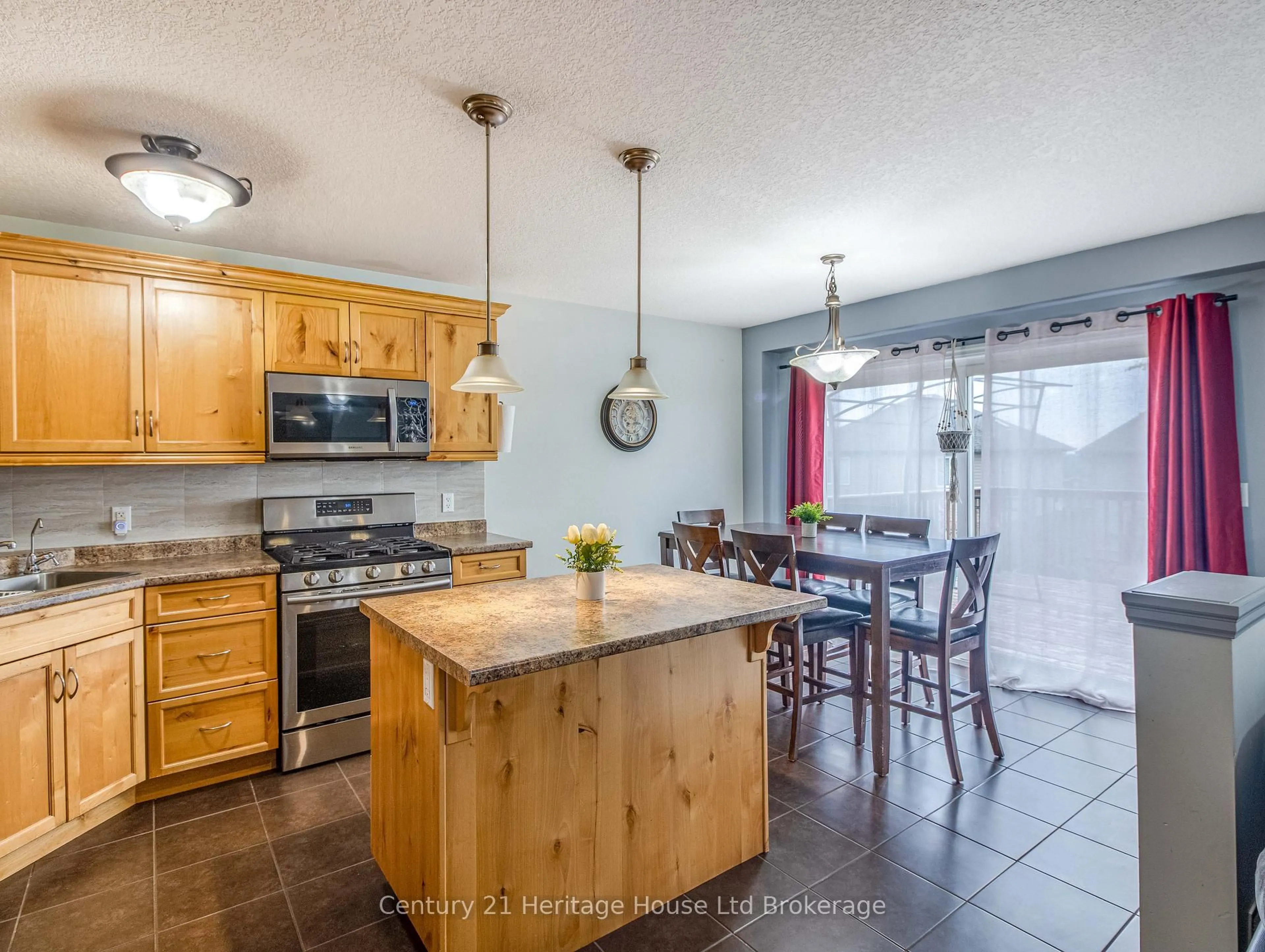 Open concept kitchen, unknown for 702 Frontenac Cres, Woodstock Ontario N4V 0B1