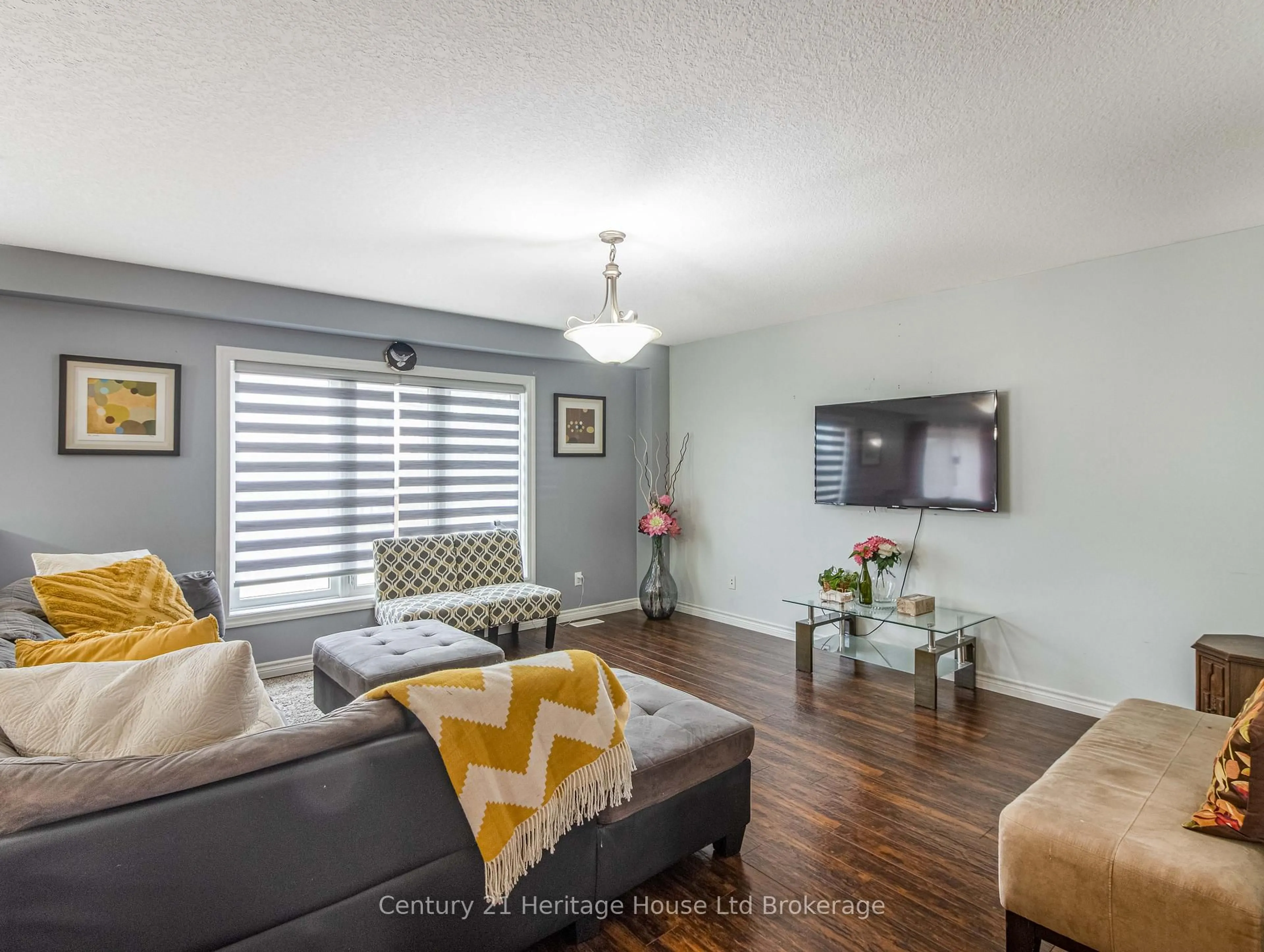 Living room with furniture, wood/laminate floor for 702 Frontenac Cres, Woodstock Ontario N4V 0B1