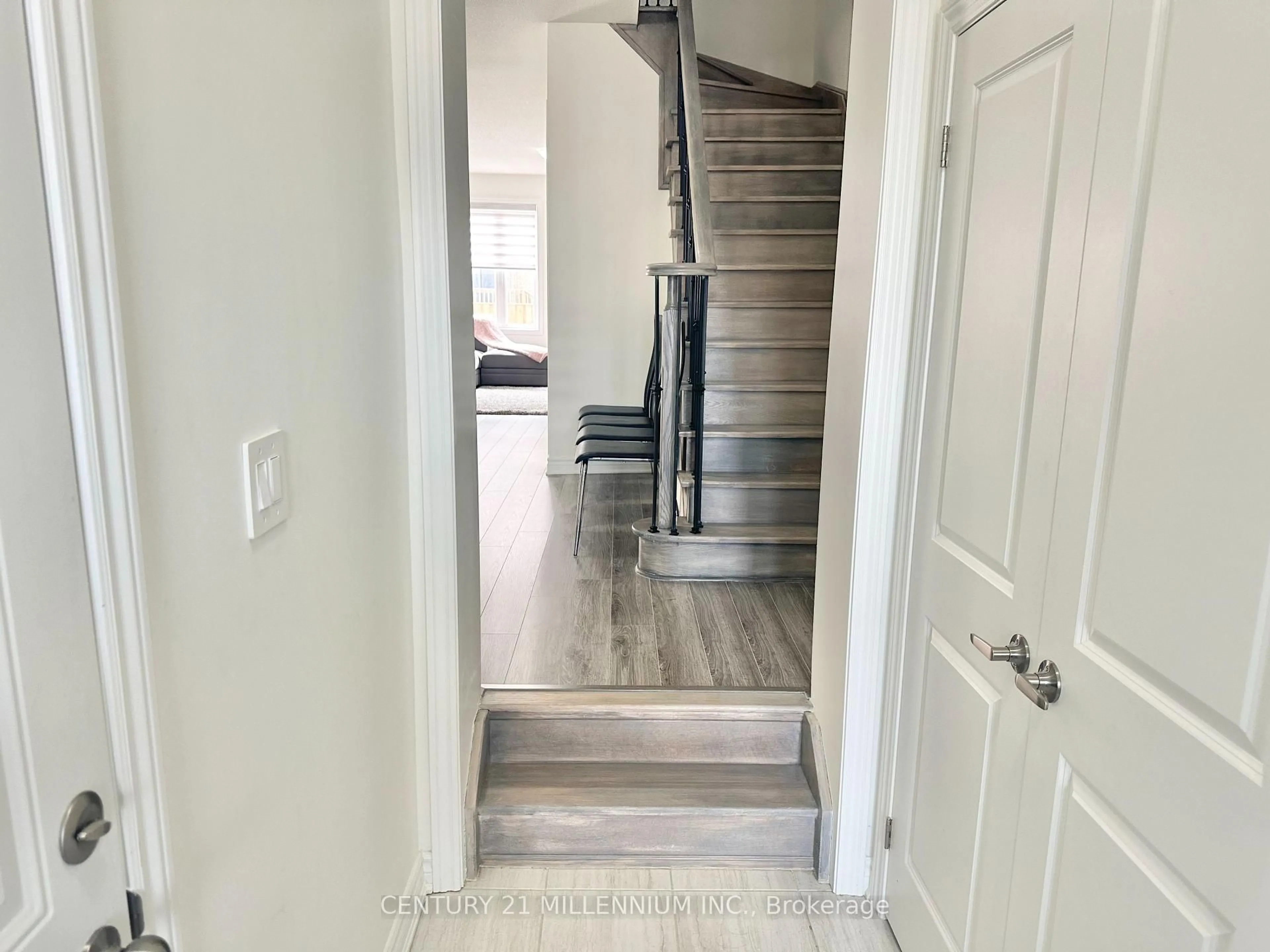 Indoor entryway for 25 Harwood St, Tillsonburg Ontario N4G 0J7