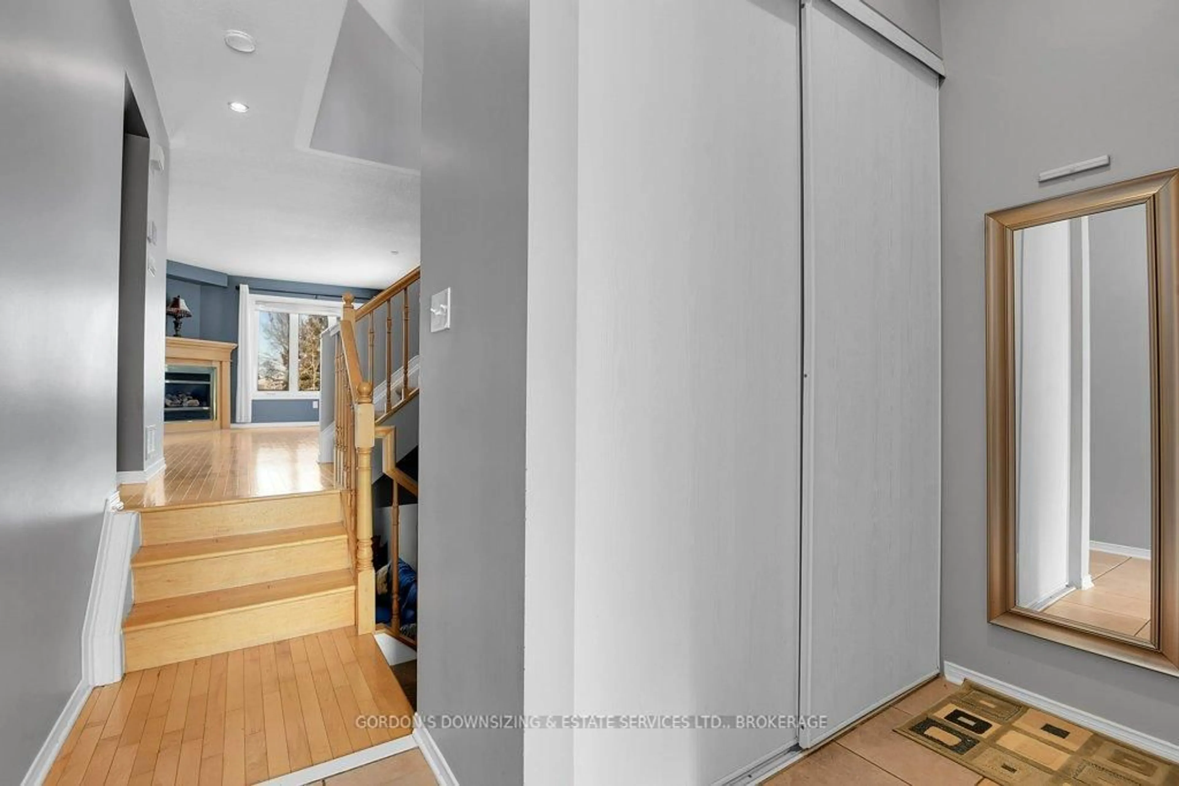 Indoor foyer for 6370 Sablewood Pl, Ottawa Ontario K1C 7M3