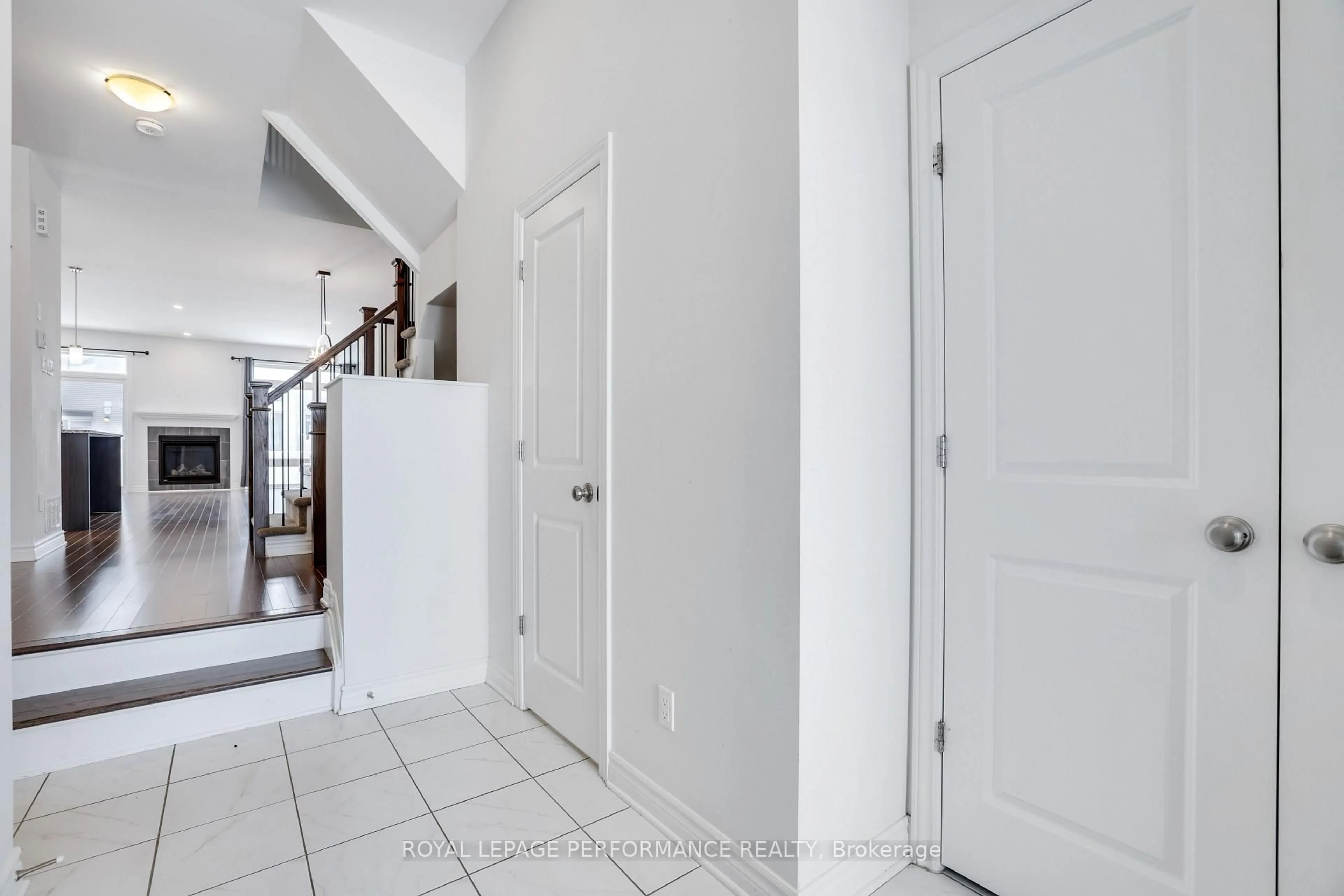Indoor entryway for 669 Cordelette Circ, Ottawa Ontario K1W 0P2