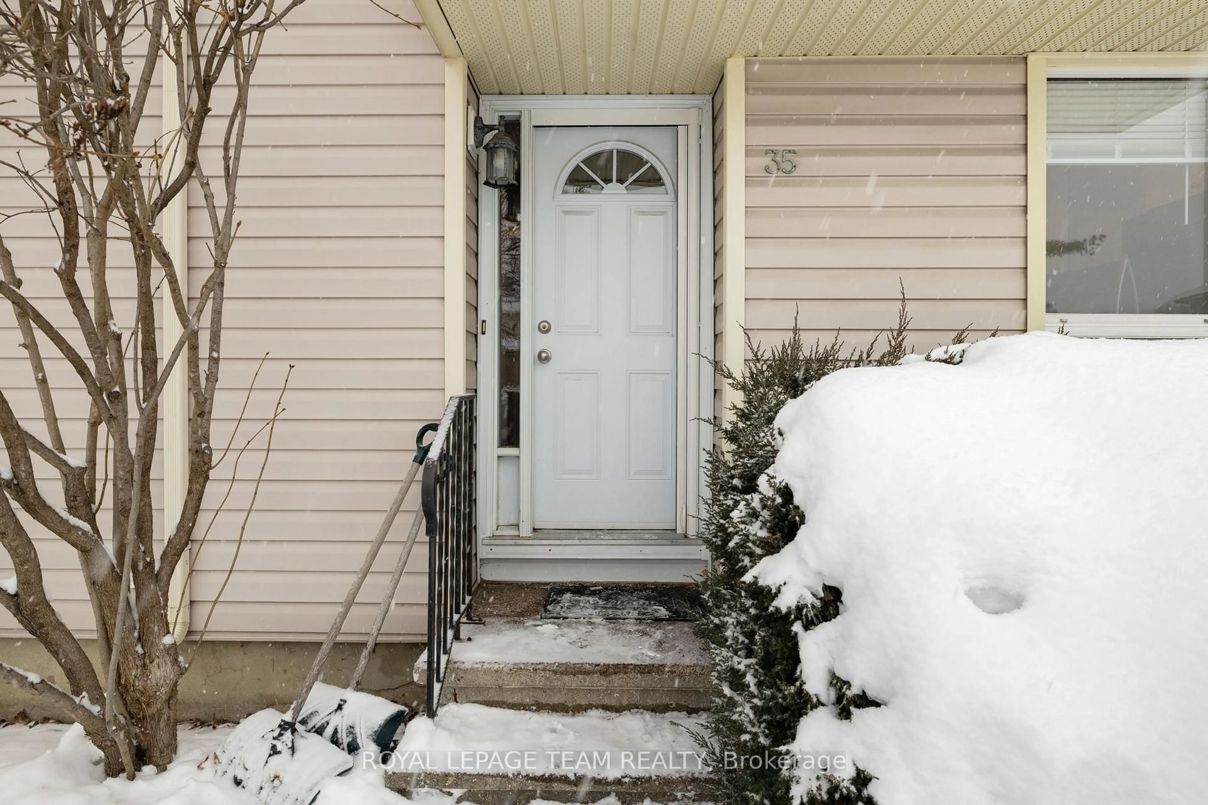 Indoor entryway for 35 Malvern Dr, Ottawa Ontario K2J 1M8