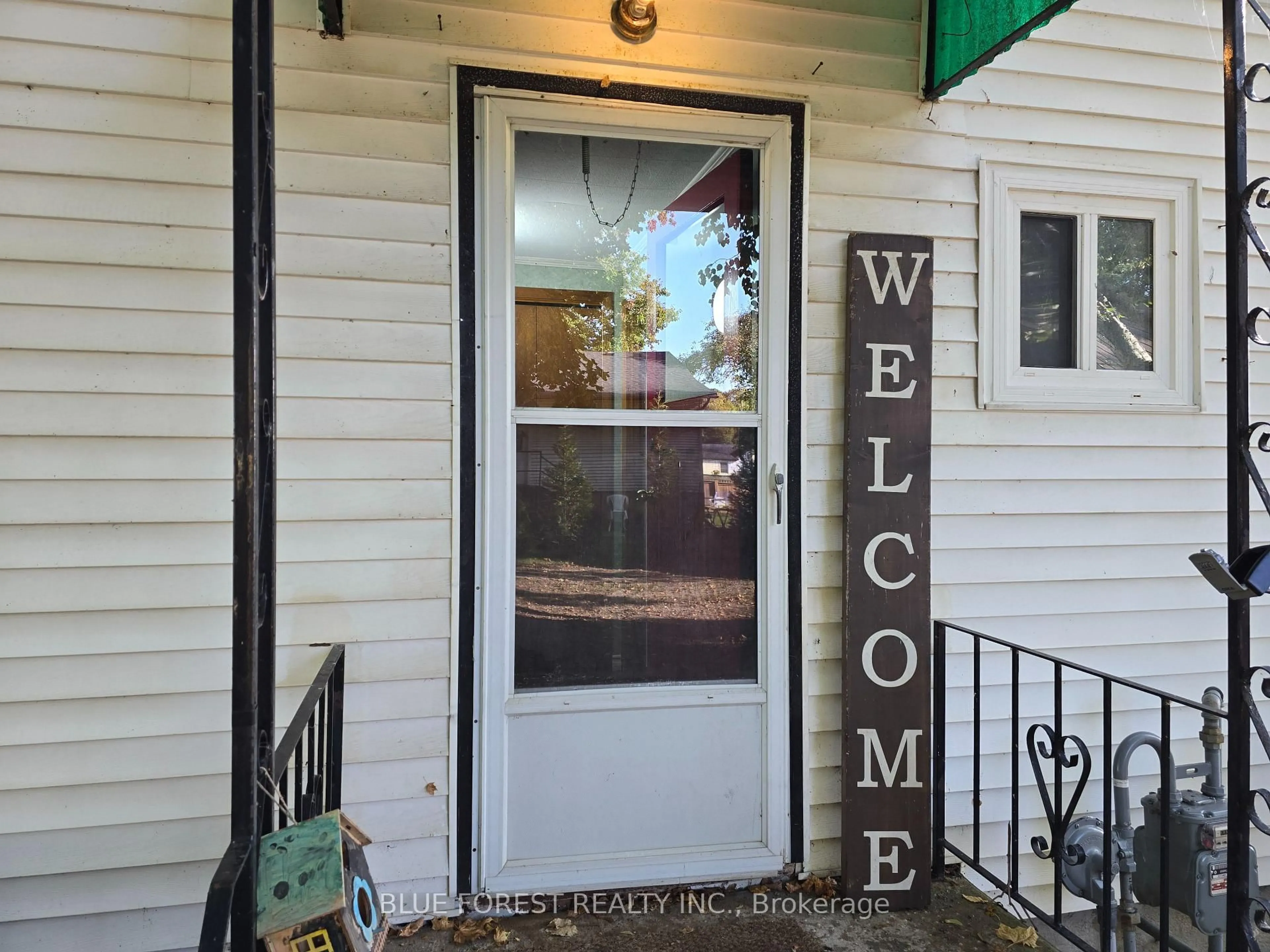 Indoor entryway for 138 Centre St, West Elgin Ontario N0L 2C0