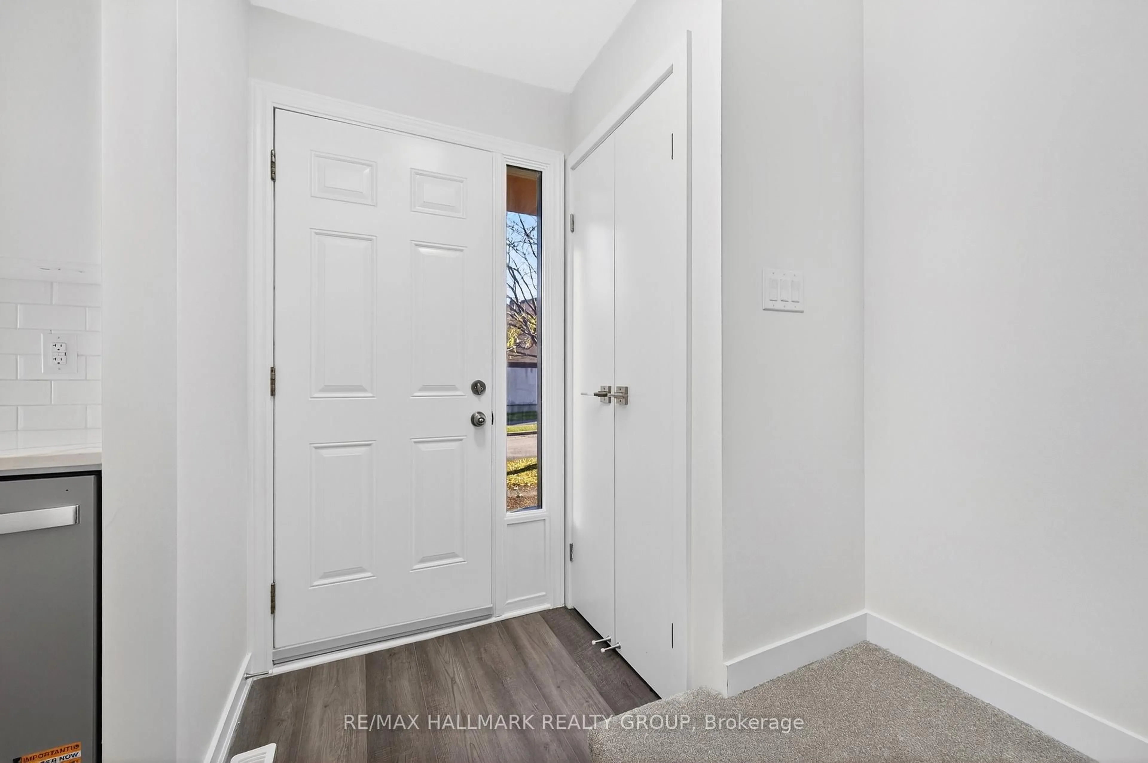 Indoor entryway for 1457 Murdock Gate #111, Gloucester Ontario K1J 8R4