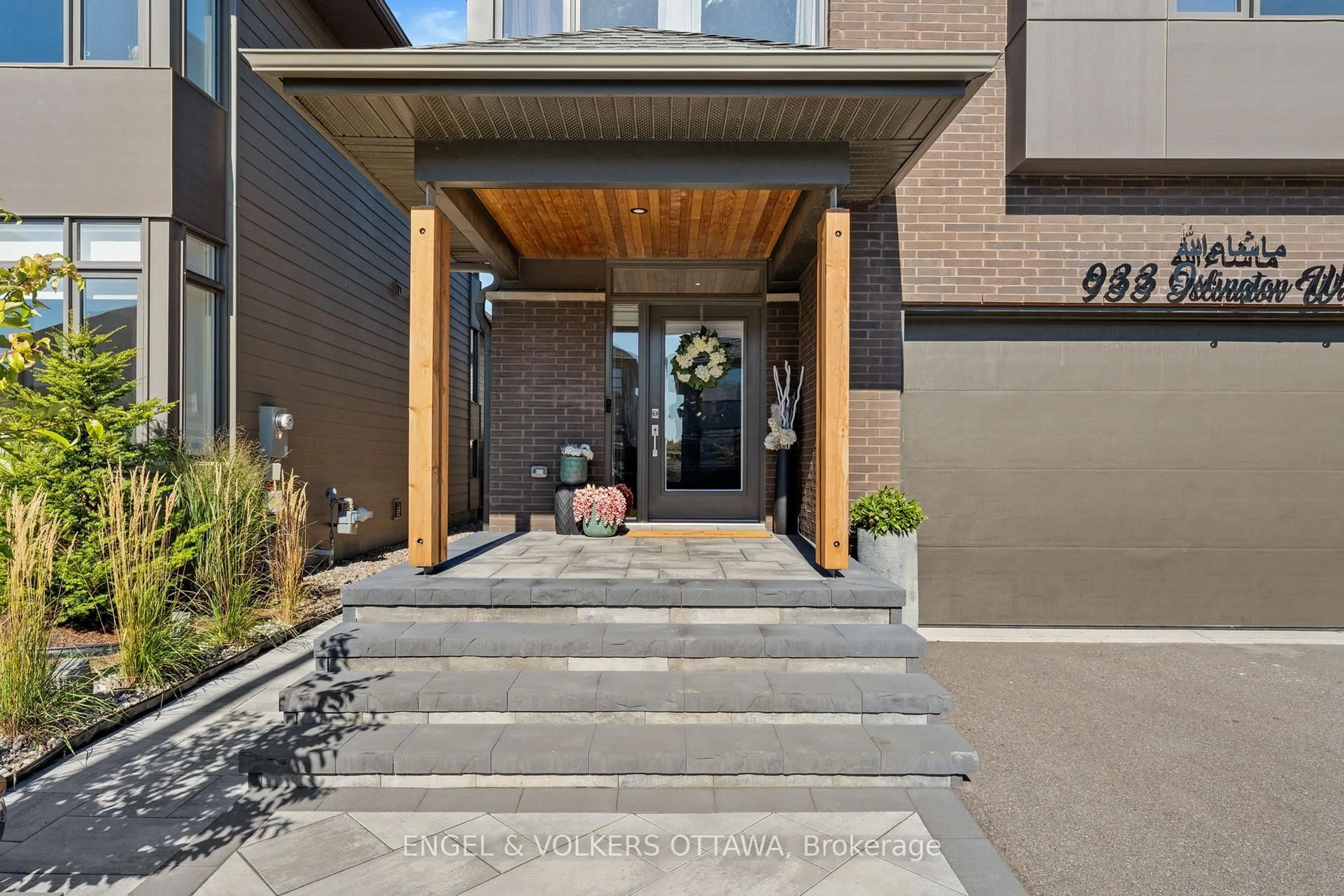Indoor entryway for 933 Islington Way, Ottawa Ontario K1T 0T7