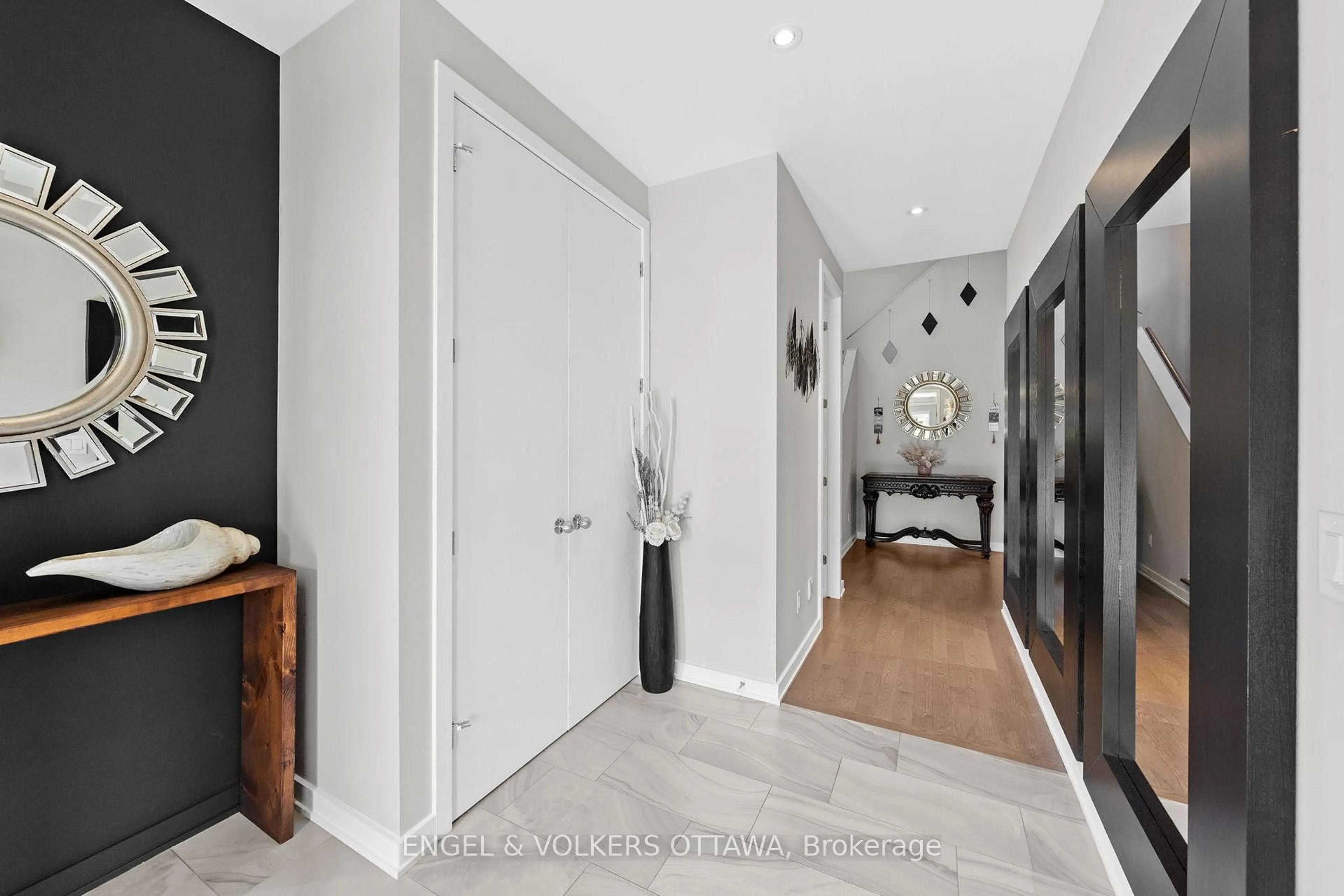 Indoor entryway for 933 Islington Way, Ottawa Ontario K1T 0T7