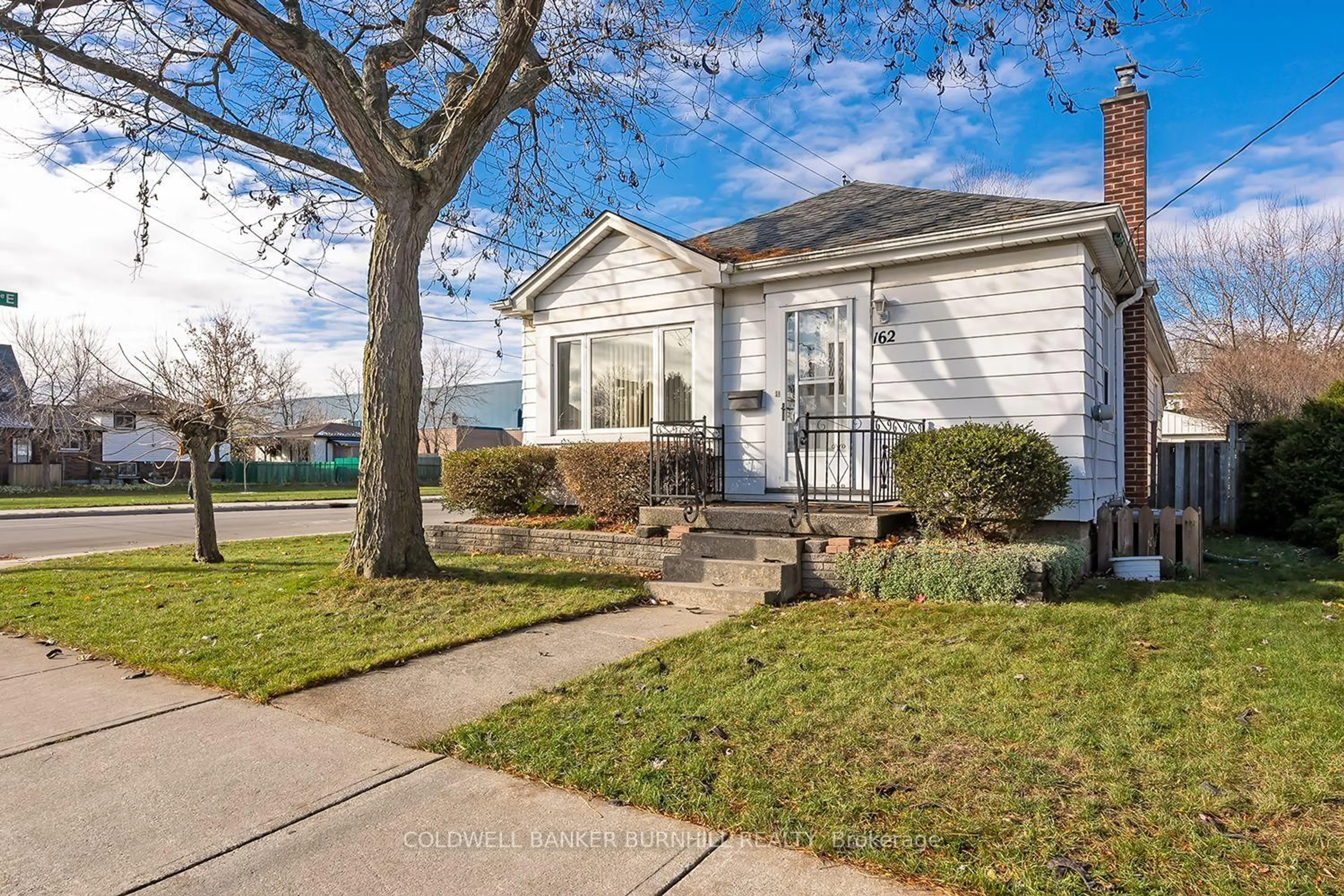 Home with vinyl exterior material, street for 162 East 18th St, Hamilton Ontario L9A 4P1