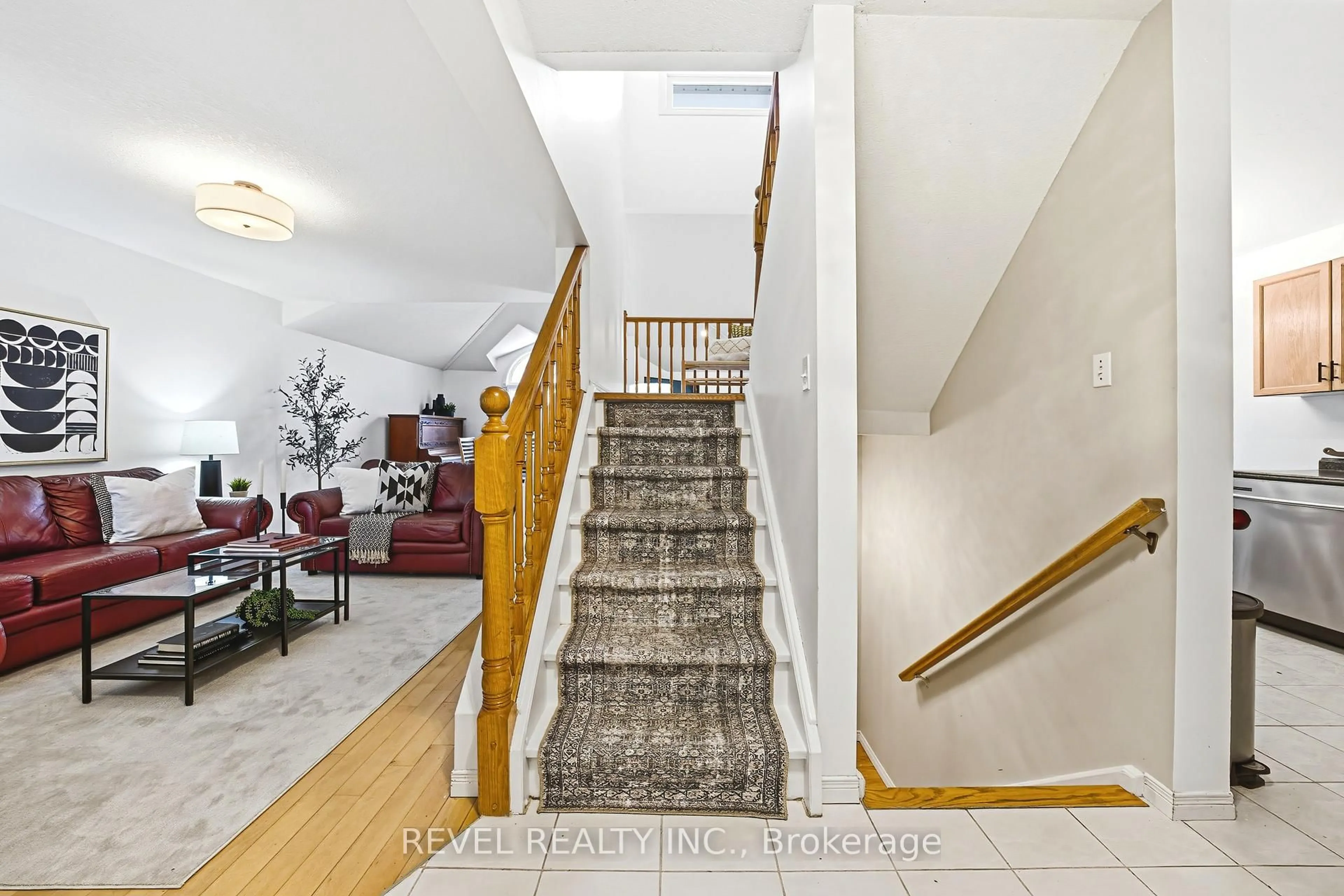 Indoor foyer for 11 Gaw Cres, Guelph Ontario N1L 1H8