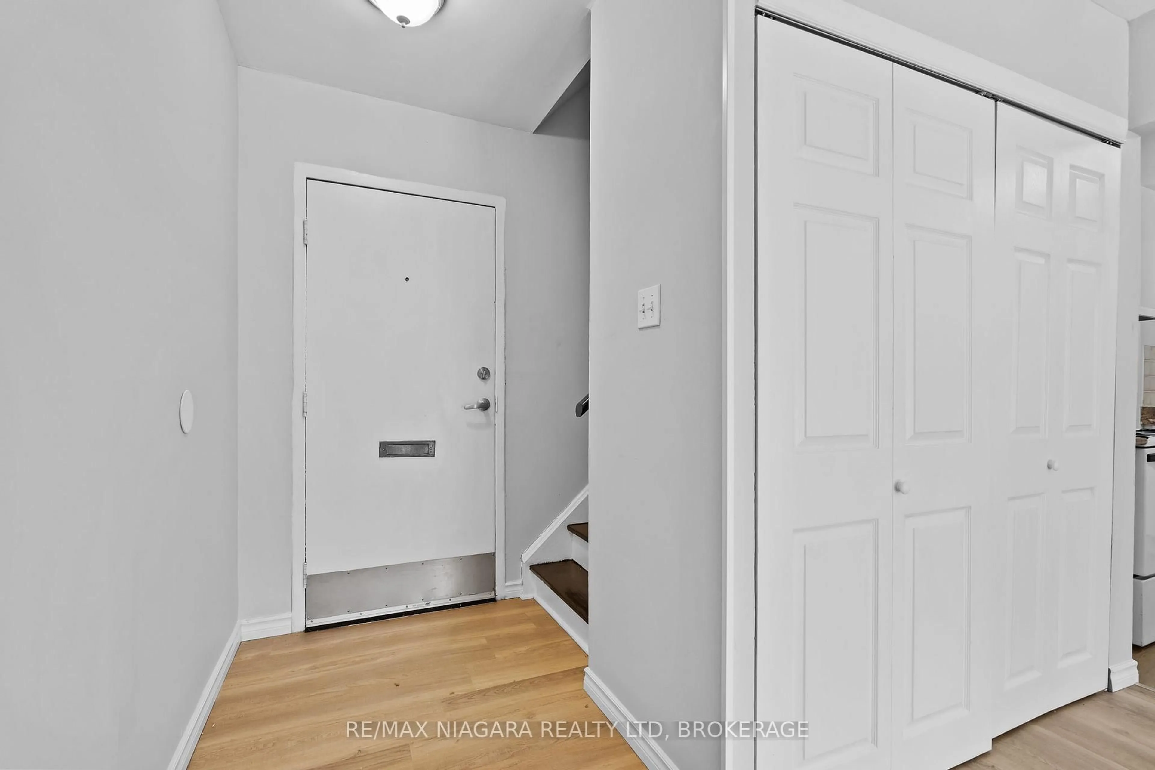 Indoor entryway for 17 Old Pine Tr #152, St. Catharines Ontario L2R 4R3