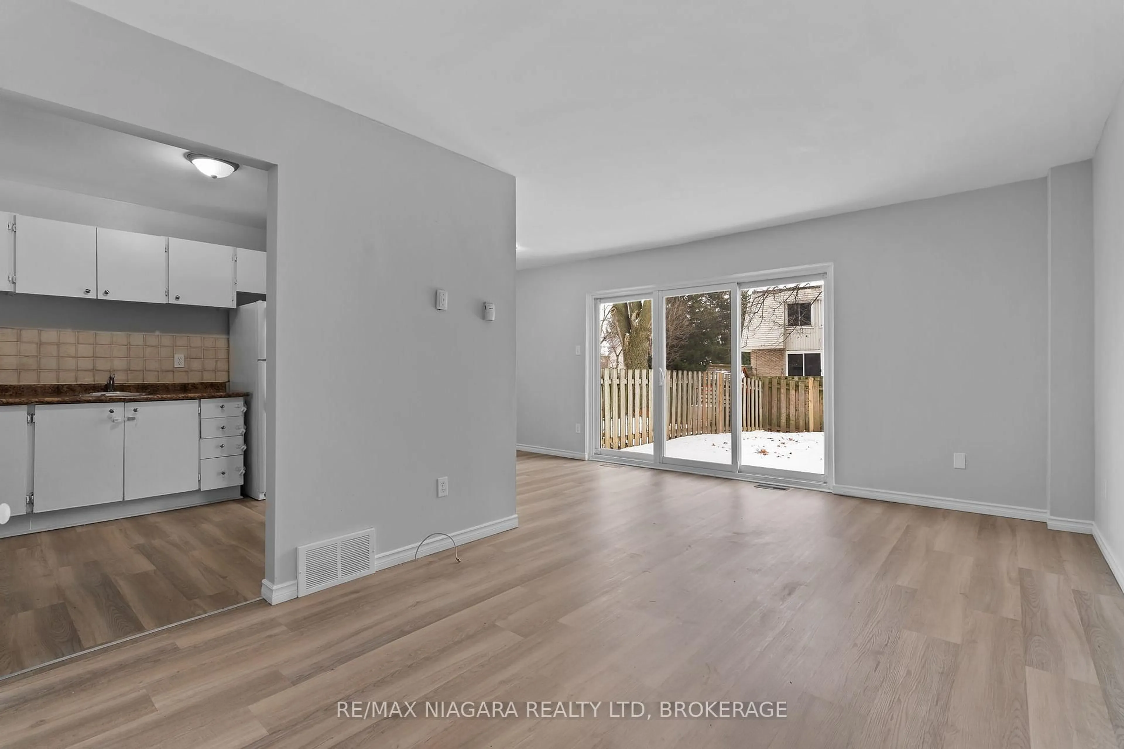 A pic of a room for 17 Old Pine Tr #152, St. Catharines Ontario L2R 4R3