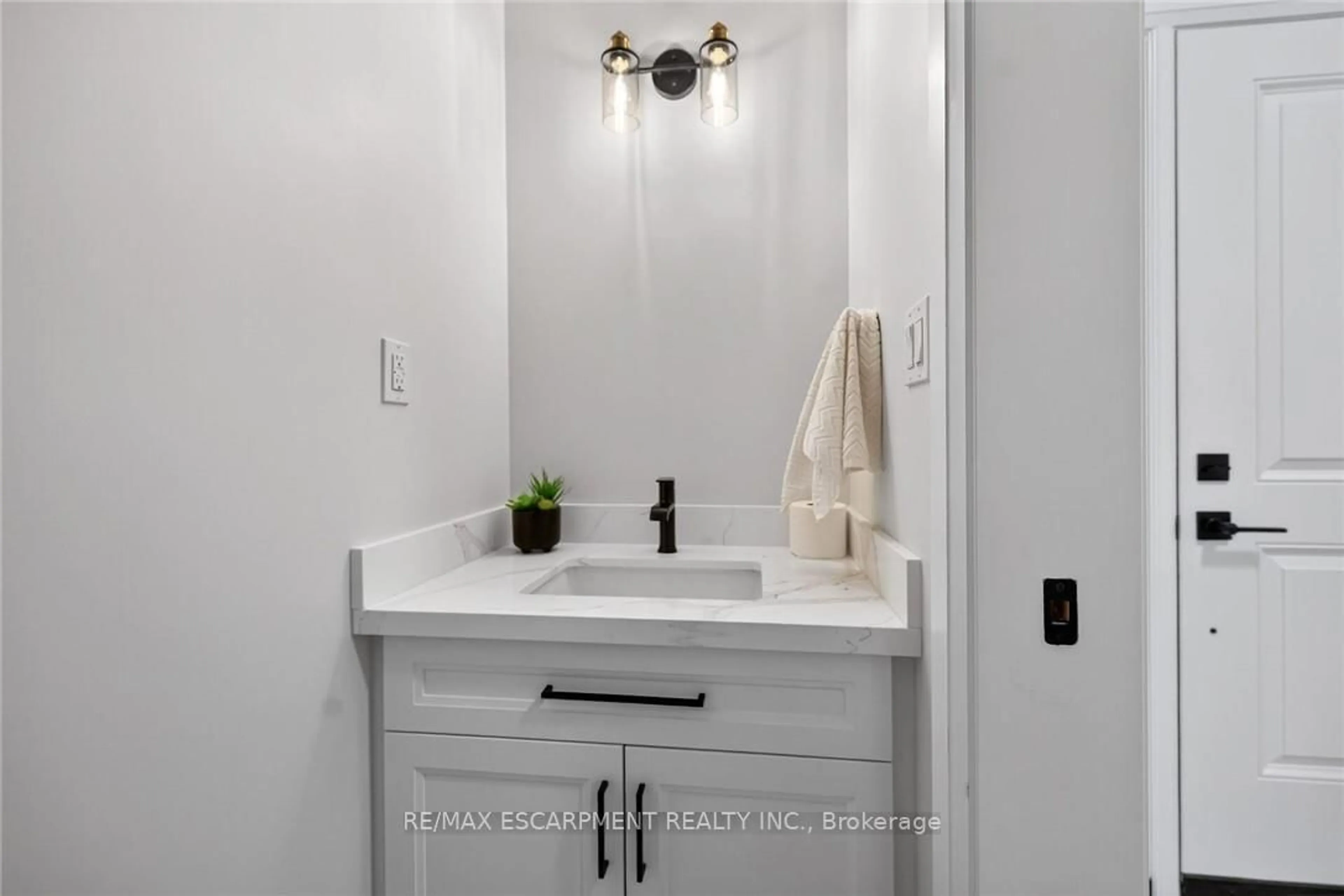 Standard bathroom, ceramic/tile floor for 45 B Howard St, Haldimand Ontario N0A 1H0