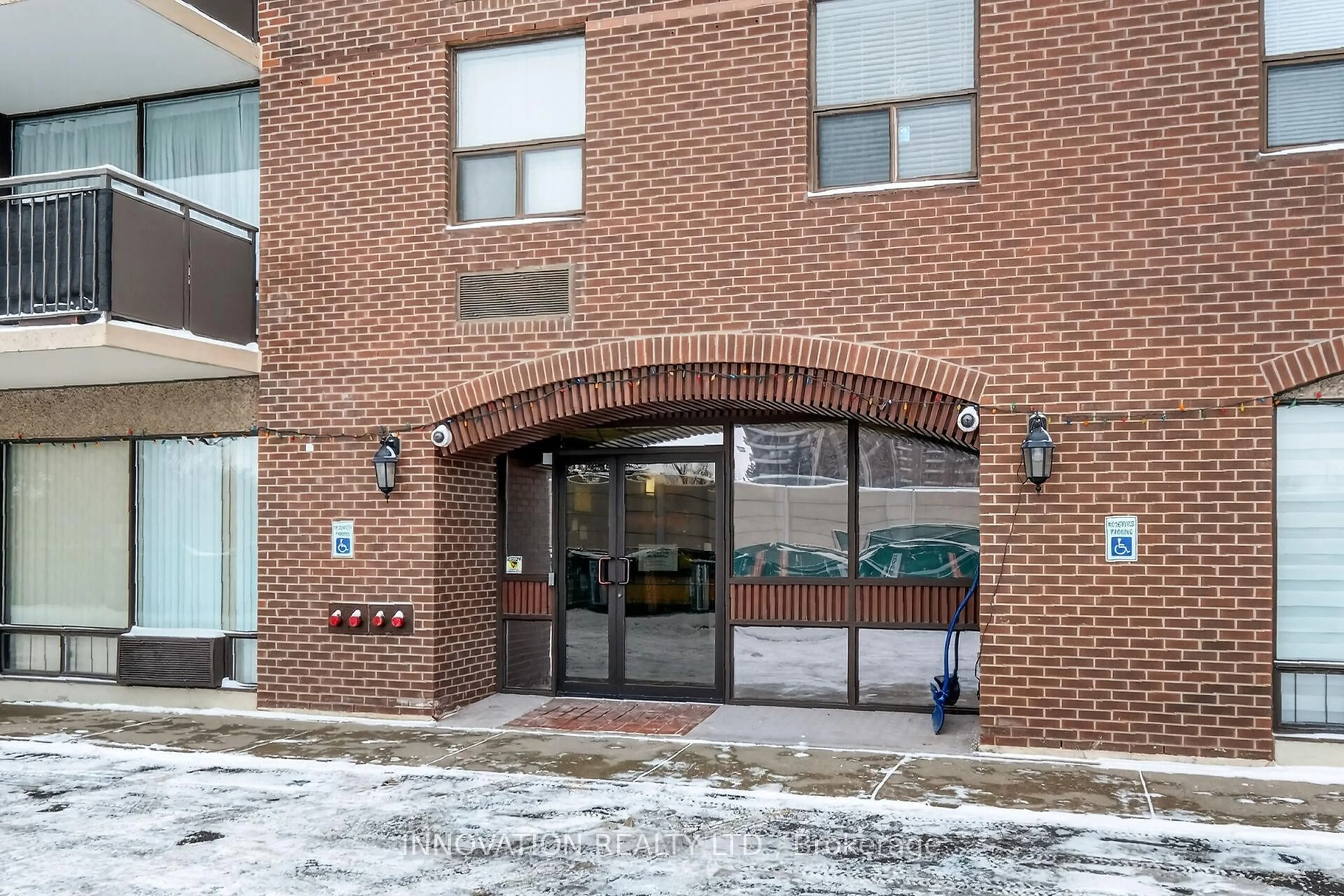 Indoor foyer for 1190 Richmond Rd #101, Ottawa Ontario K2B 8J3