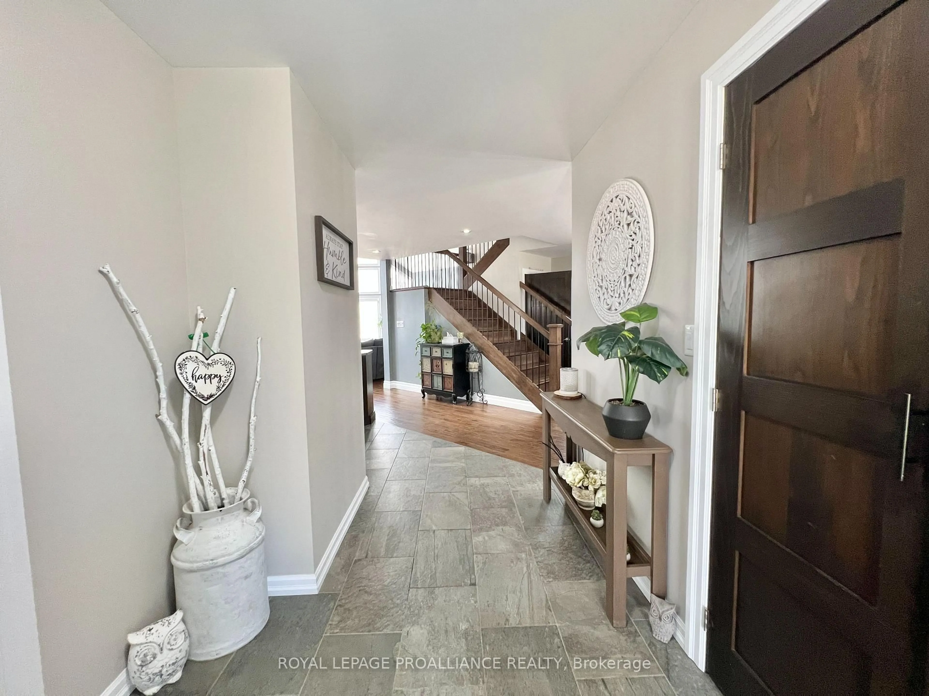 Indoor entryway for 123 Mcconnell Rd, Stirling Ontario K0K 3E0