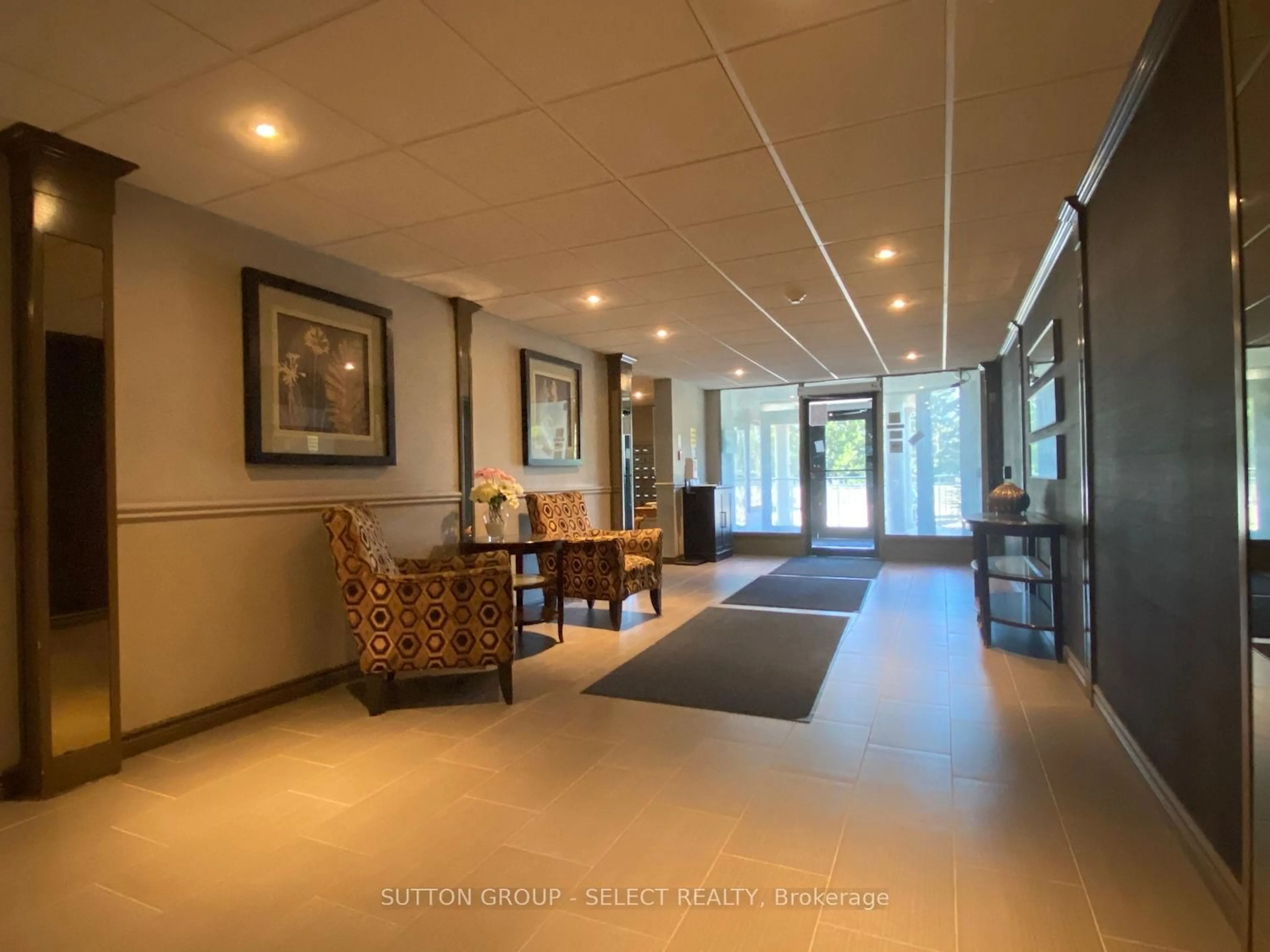 Indoor foyer for 35 Green Valley Dr #409, Kitchener Ontario N2P 2A5