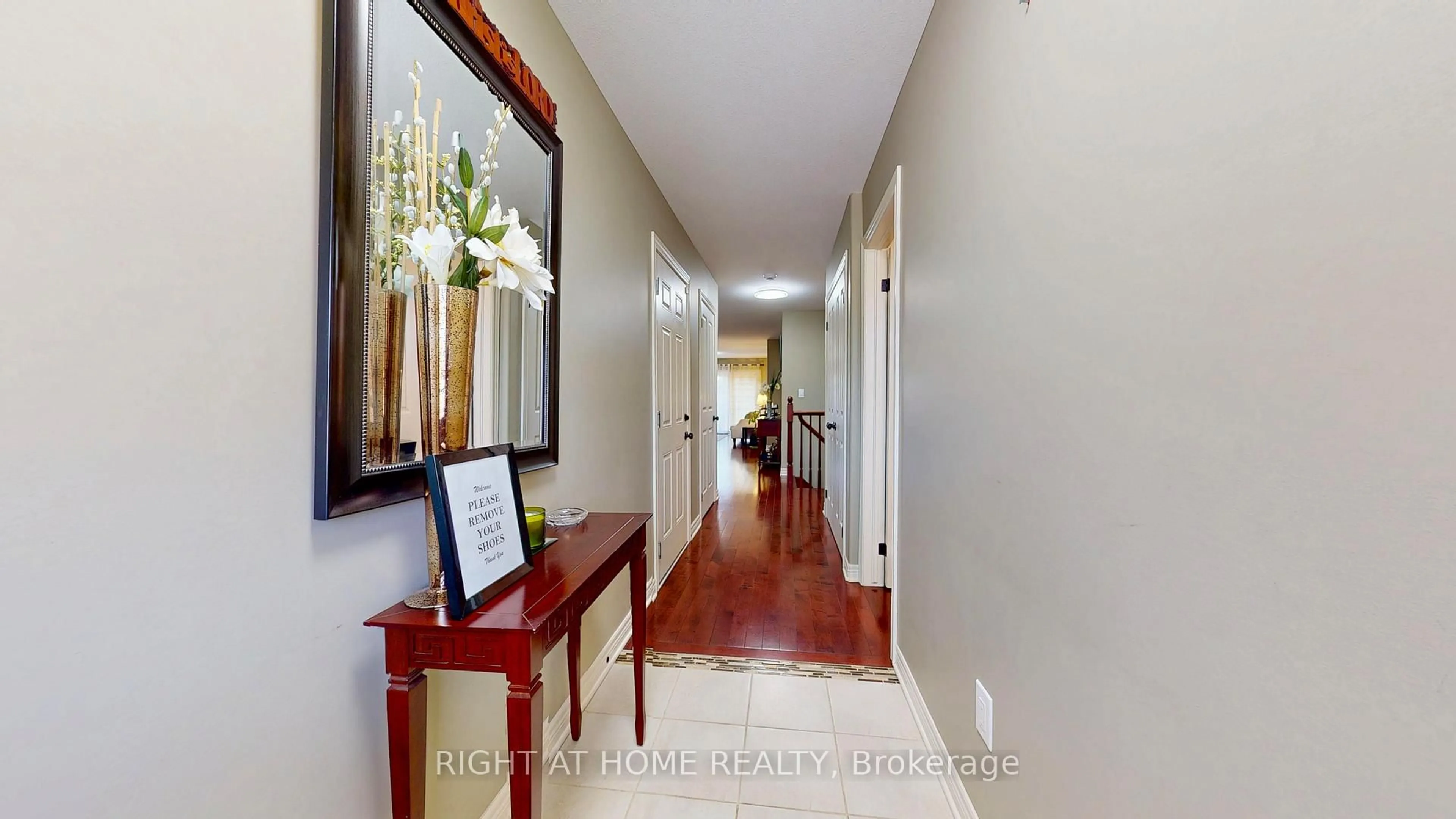 Indoor foyer for 8583 Jennifer Cres, Niagara Falls Ontario L2H 1H4