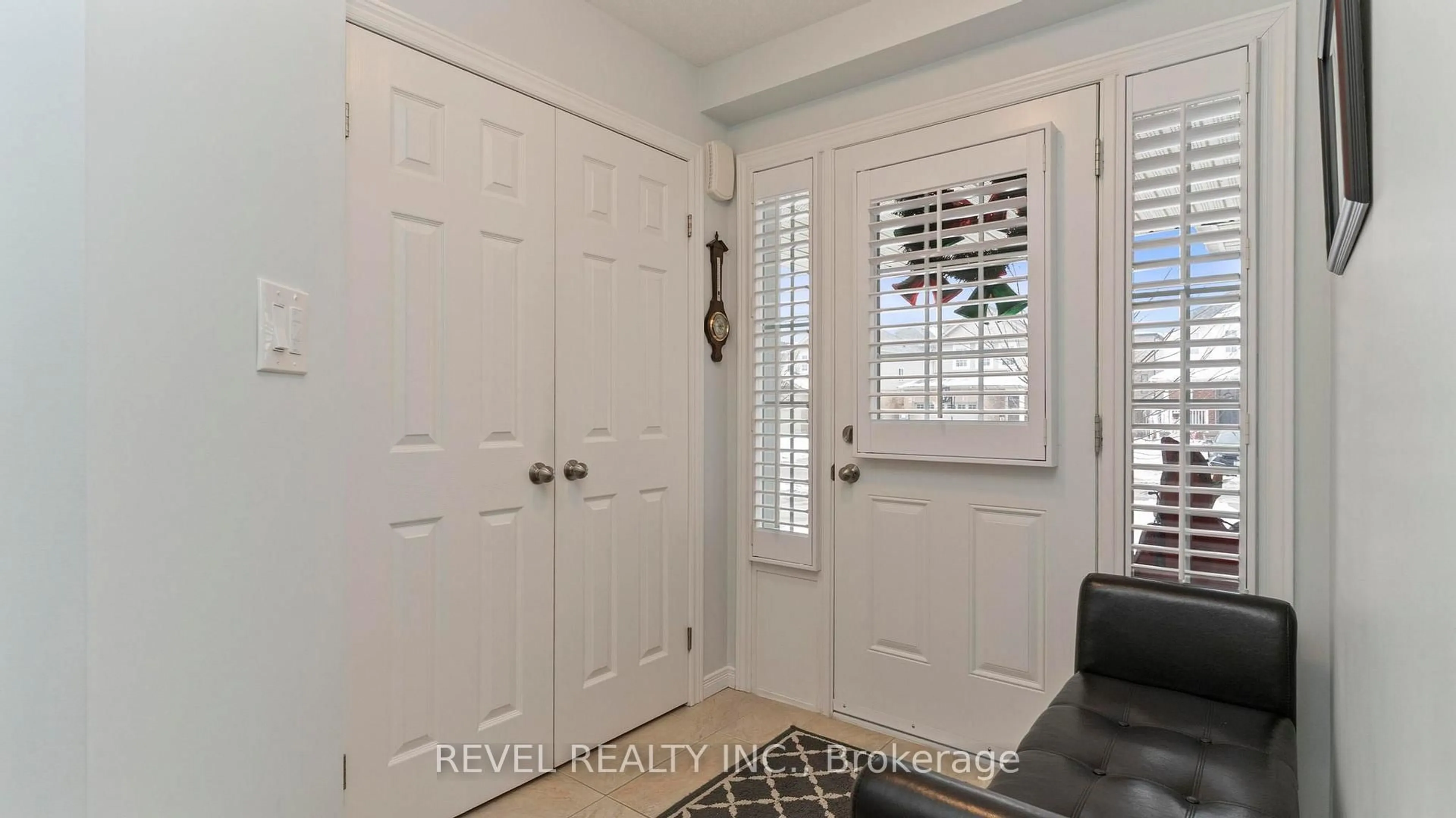 Indoor entryway for 2446 Asima Dr, London South Ontario N6M 0B3