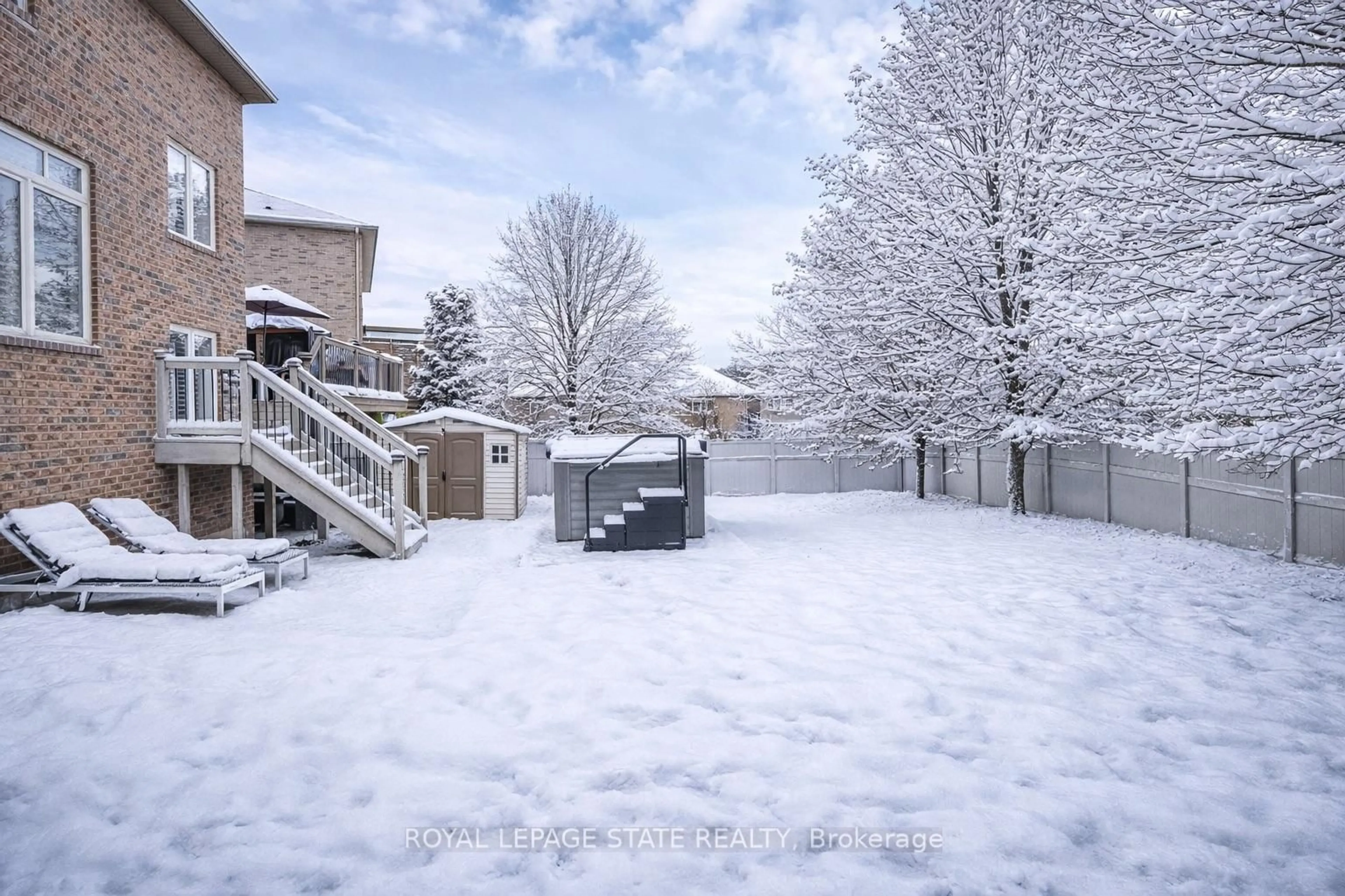 Patio, street for 181 Springview Dr, Hamilton Ontario L8B 0V9