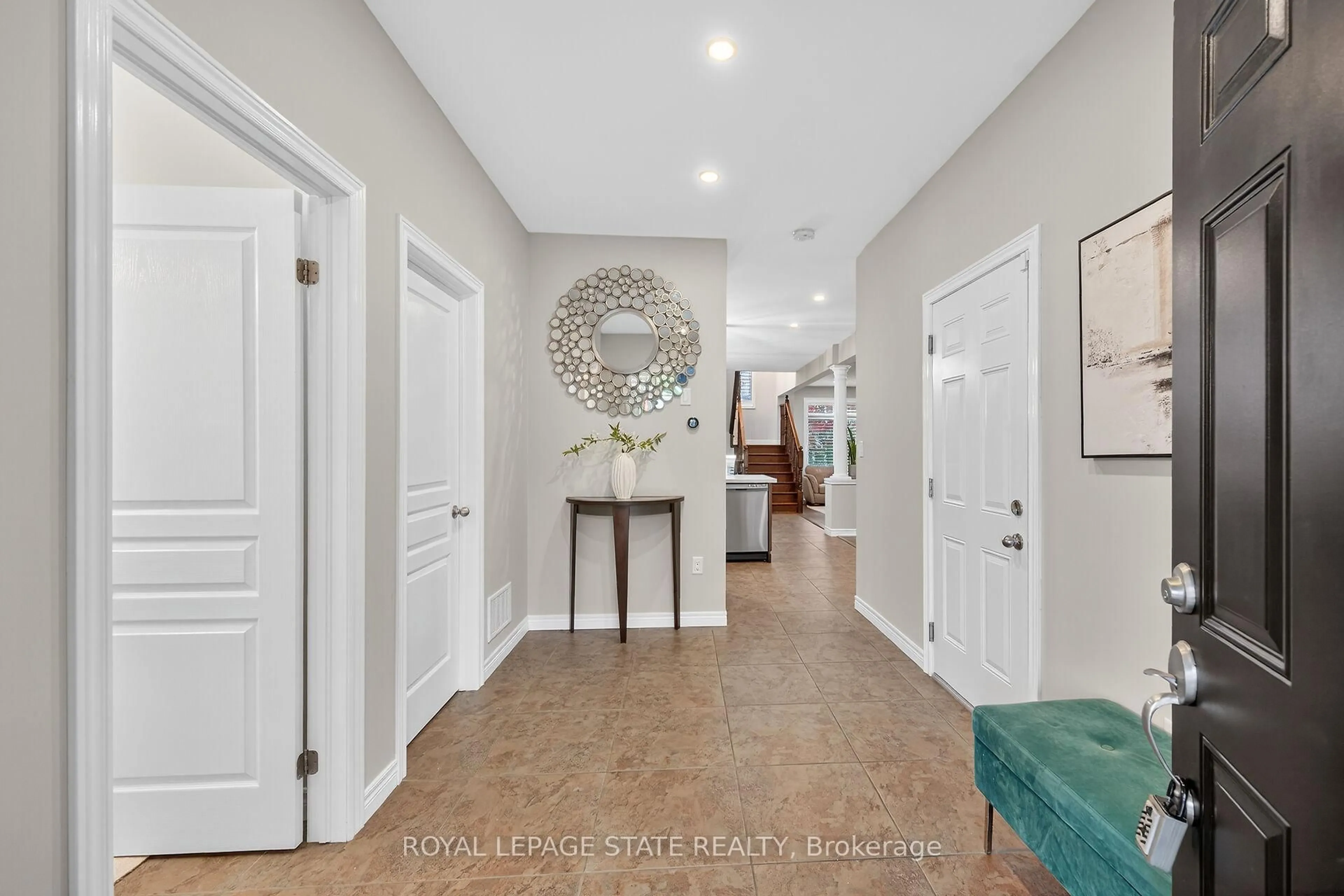 Indoor entryway for 181 Springview Dr, Hamilton Ontario L8B 0V9