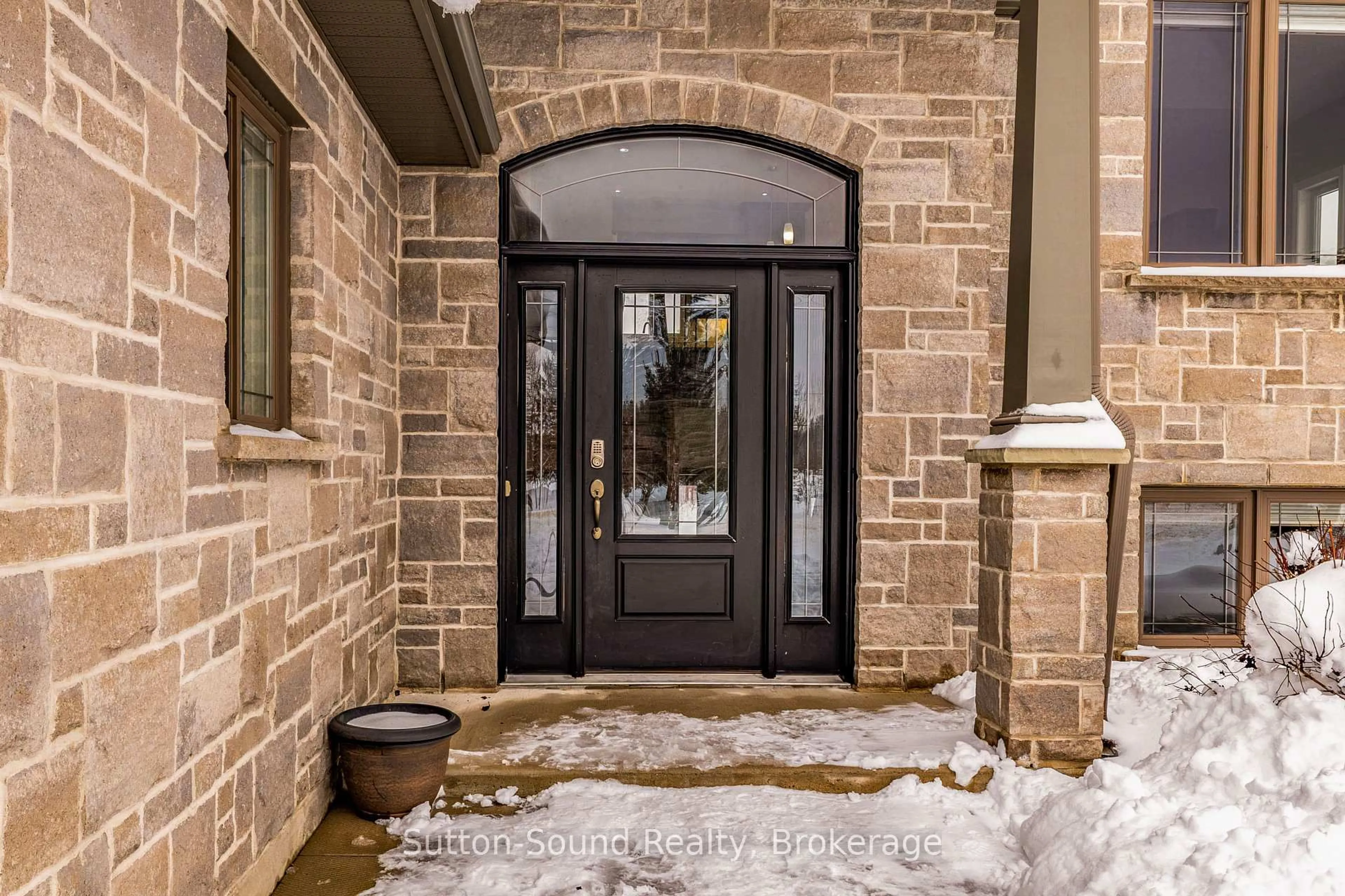 Indoor entryway for 905 27th St, Georgian Bluffs Ontario N4K 6V5