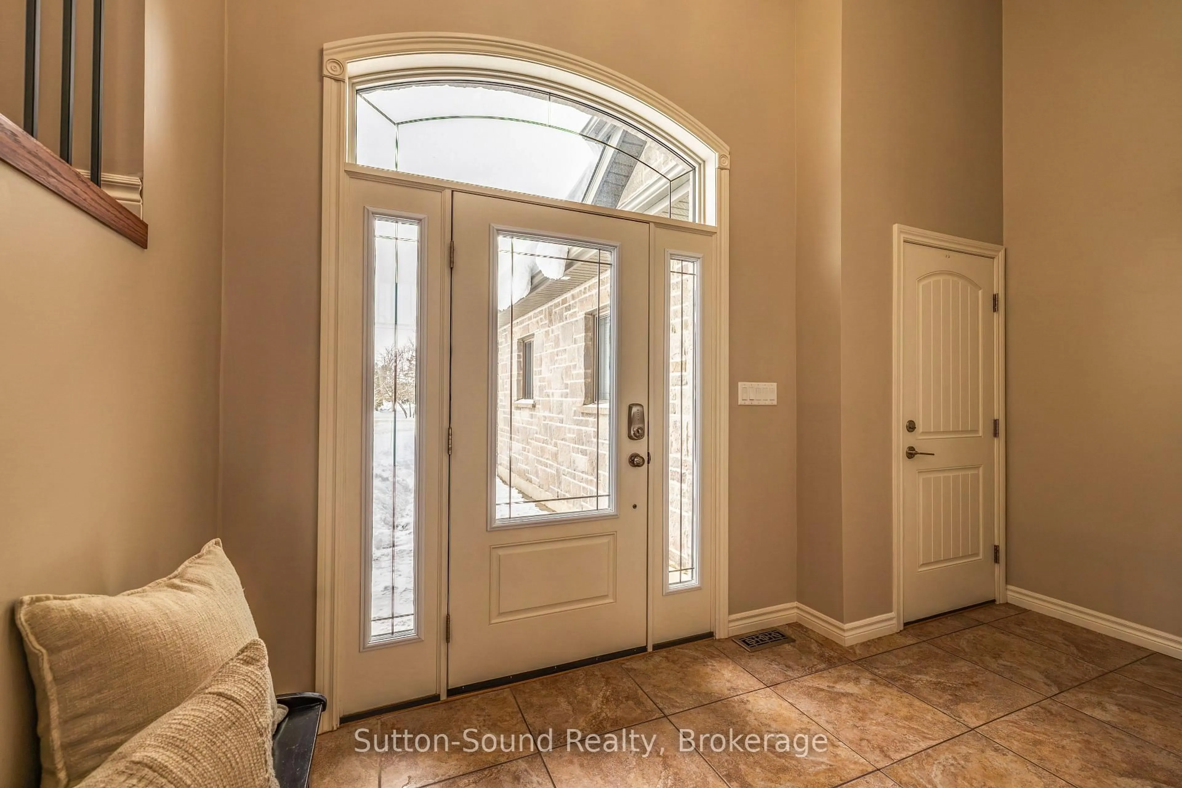 Indoor entryway for 905 27th St, Georgian Bluffs Ontario N4K 6V5