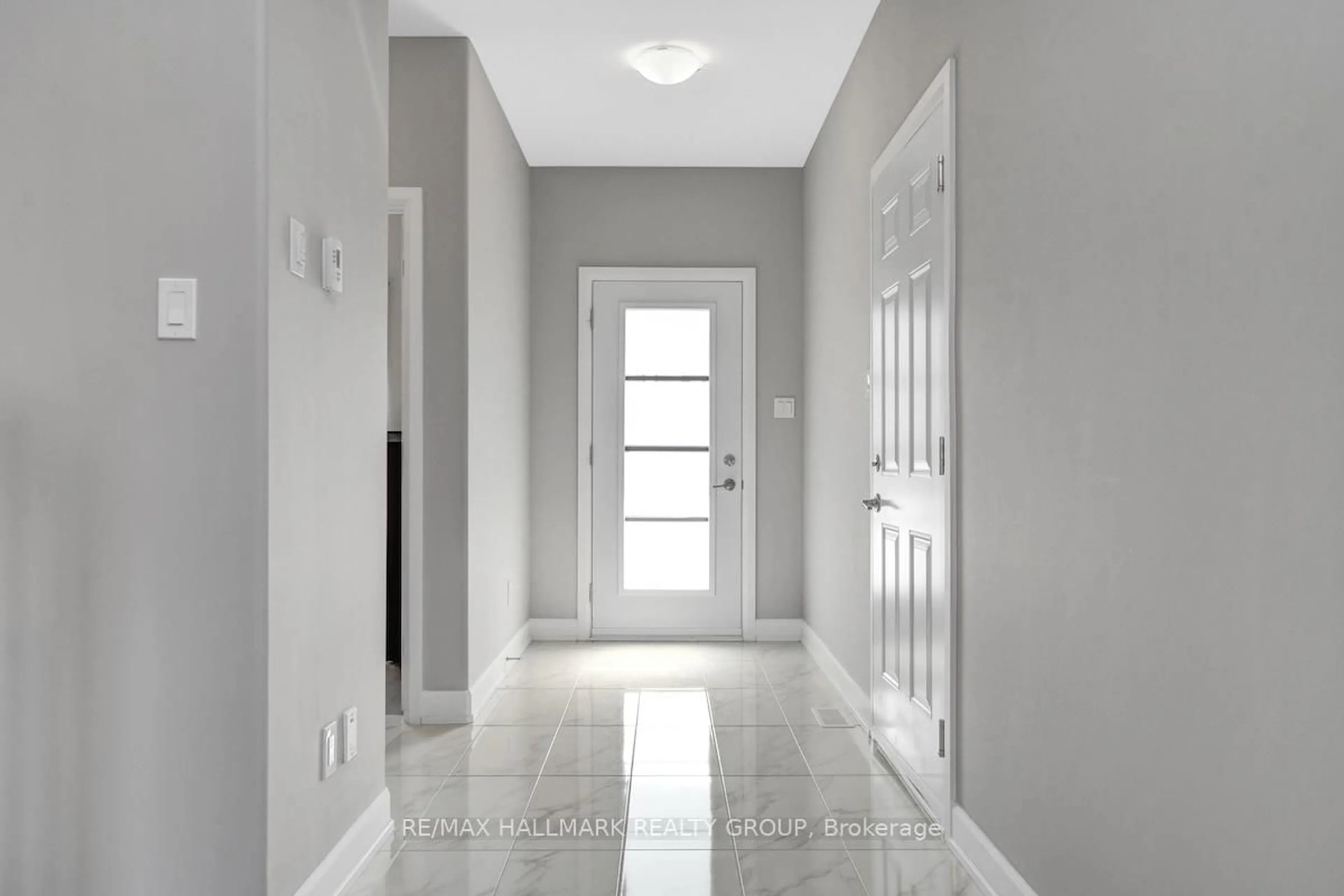 Indoor entryway for 609 Misty St, Russell Ontario K4R 0G3