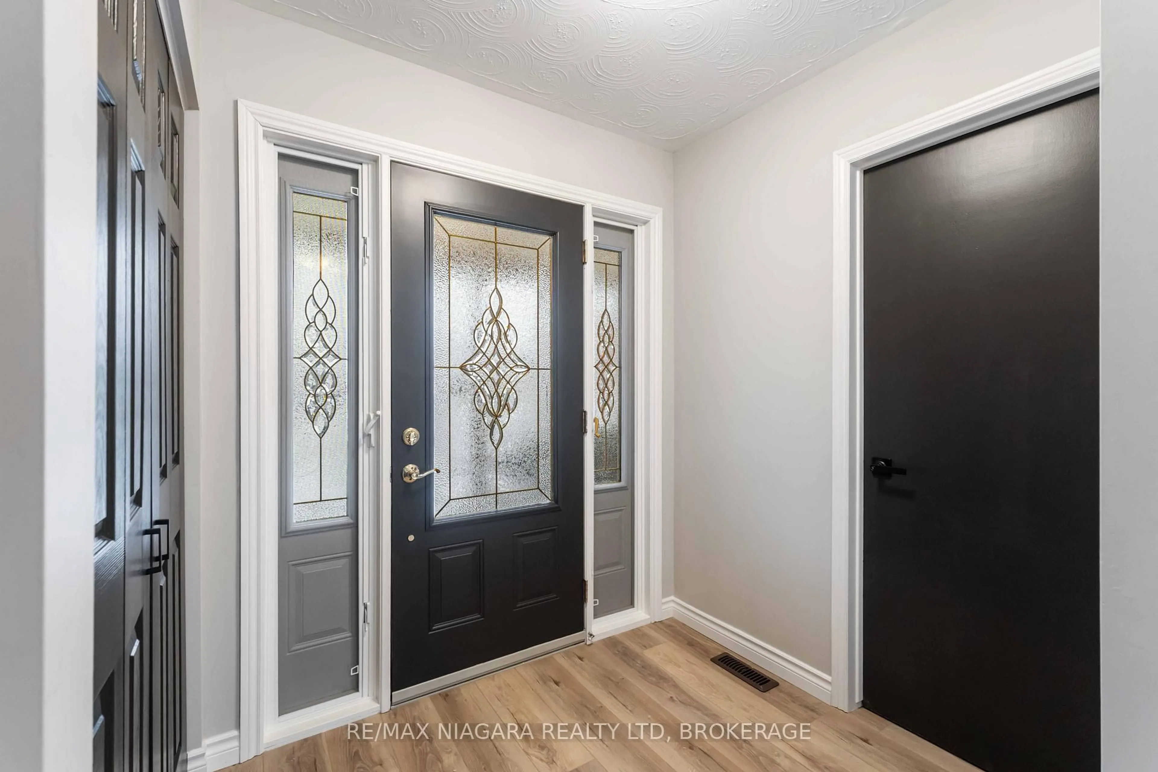 Indoor entryway for 10 Donegel Pl, Hamilton Ontario L9A 4Z6