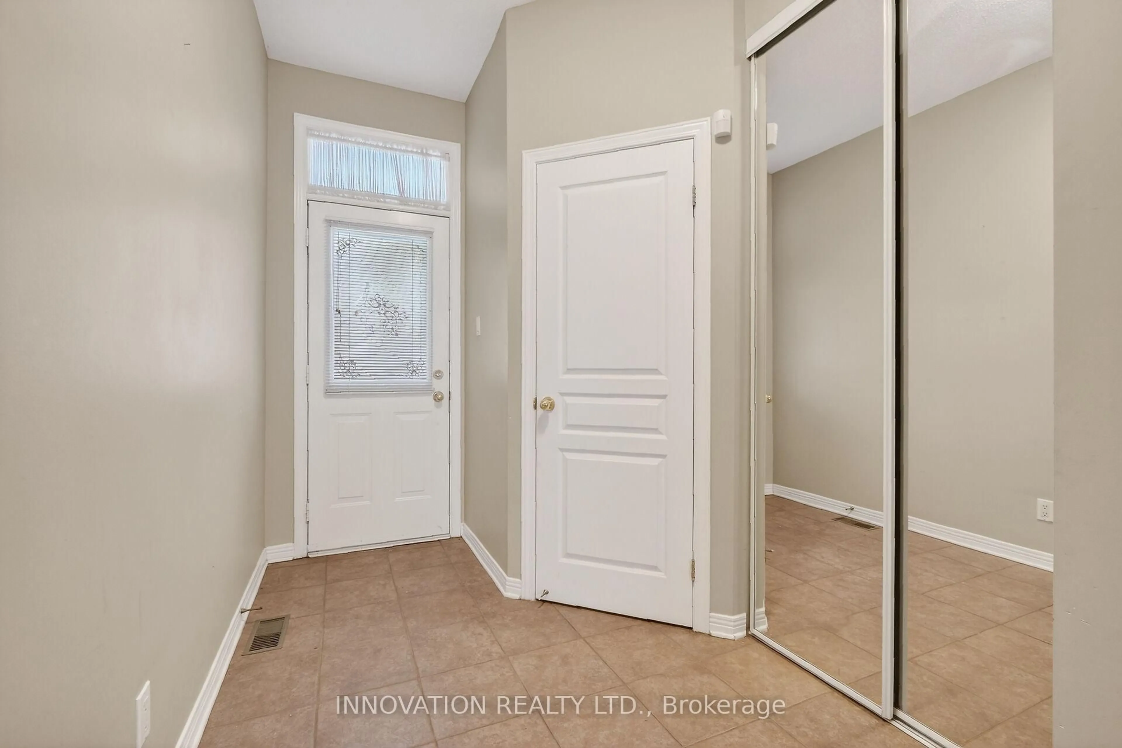 Indoor entryway for 32 Kettleby St, Ottawa Ontario K2K 3C4