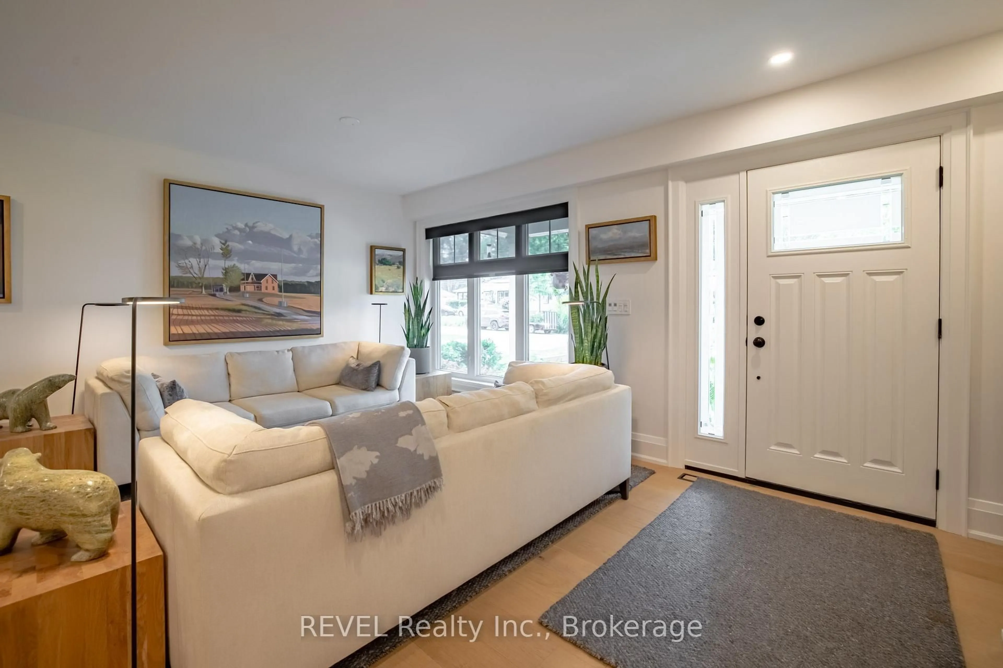 Indoor entryway for 74 Montgomery Rd, Welland Ontario L3C 2Y3