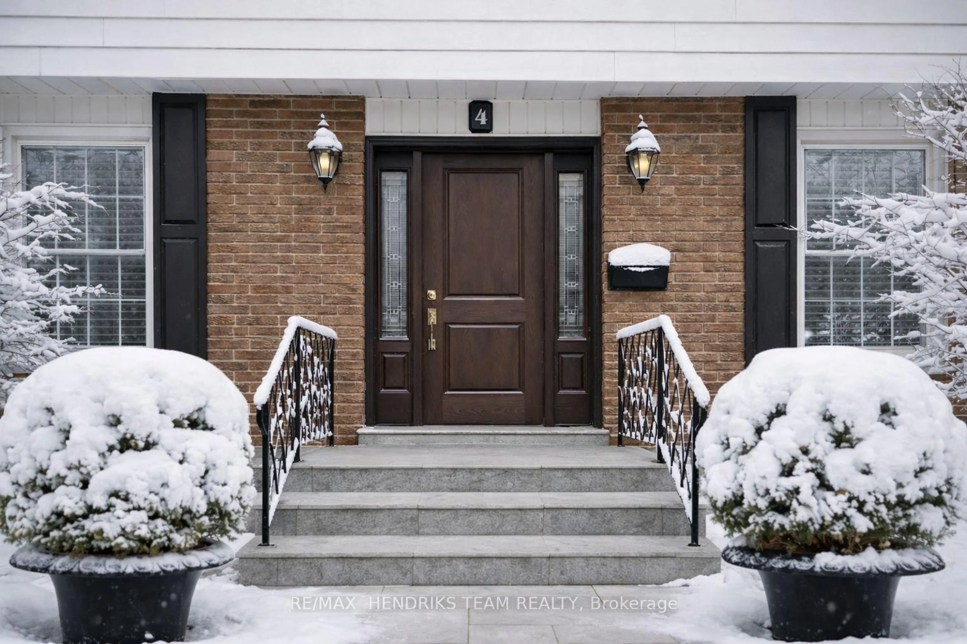 Indoor entryway for 4 Upper Canada Dr, St. Catharines Ontario L2N 3H4