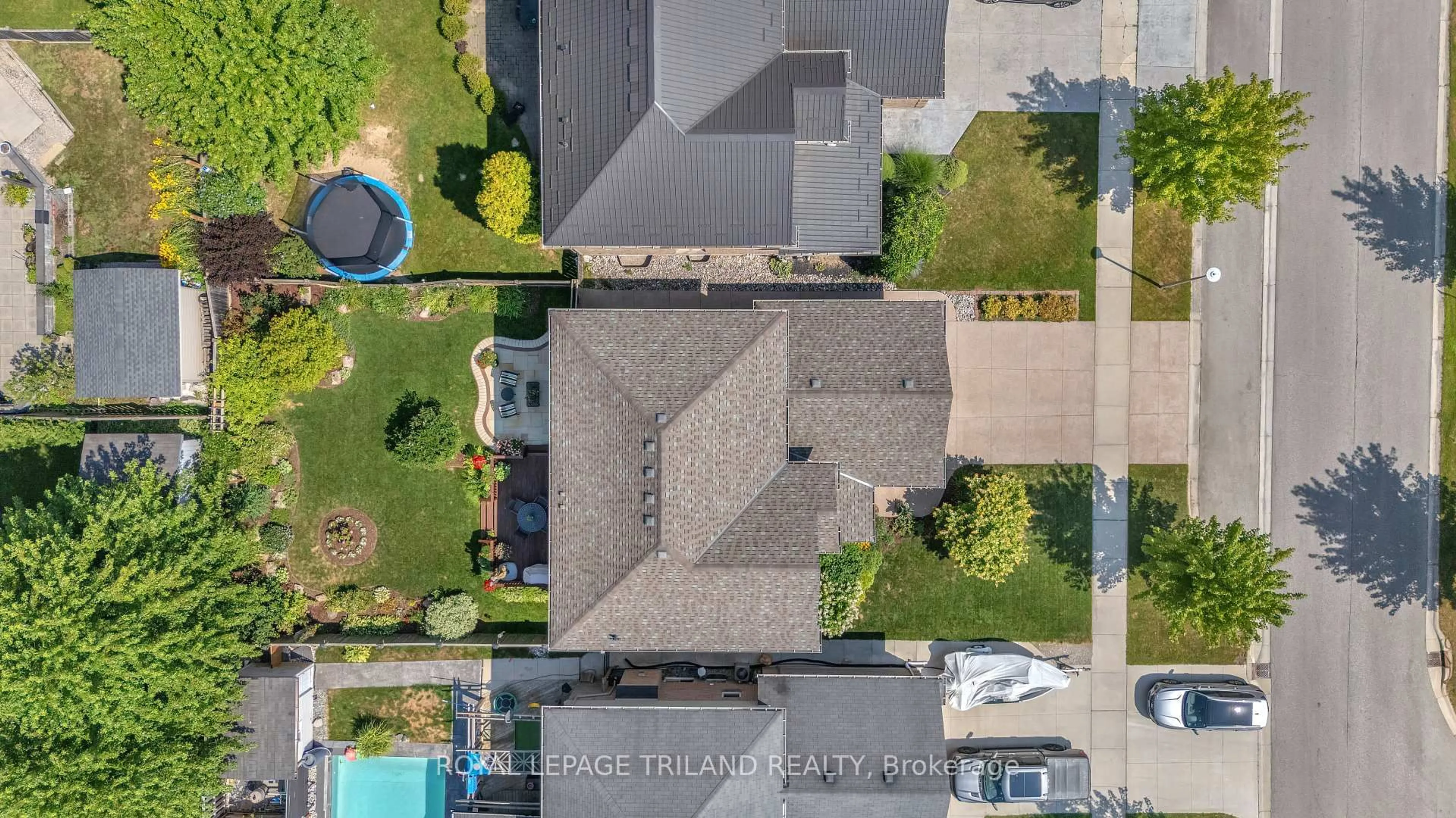 A pic from outside/outdoor area/front of a property/back of a property/a pic from drone, unknown for 823 Longworth Rd, London South Ontario N6K 0B6
