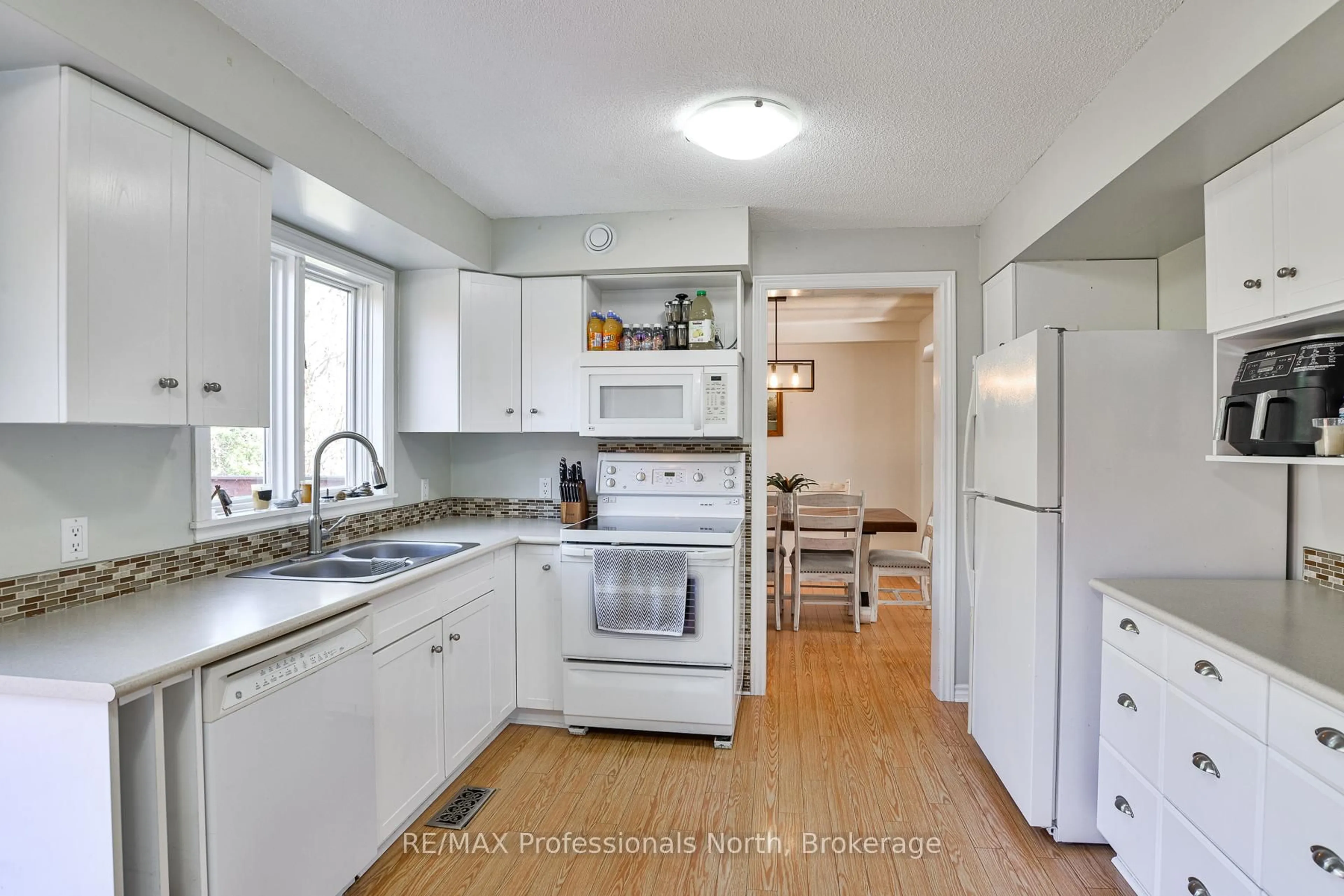 Standard kitchen, unknown for 6 Lankin Ave, Bracebridge Ontario P1L 1Y1